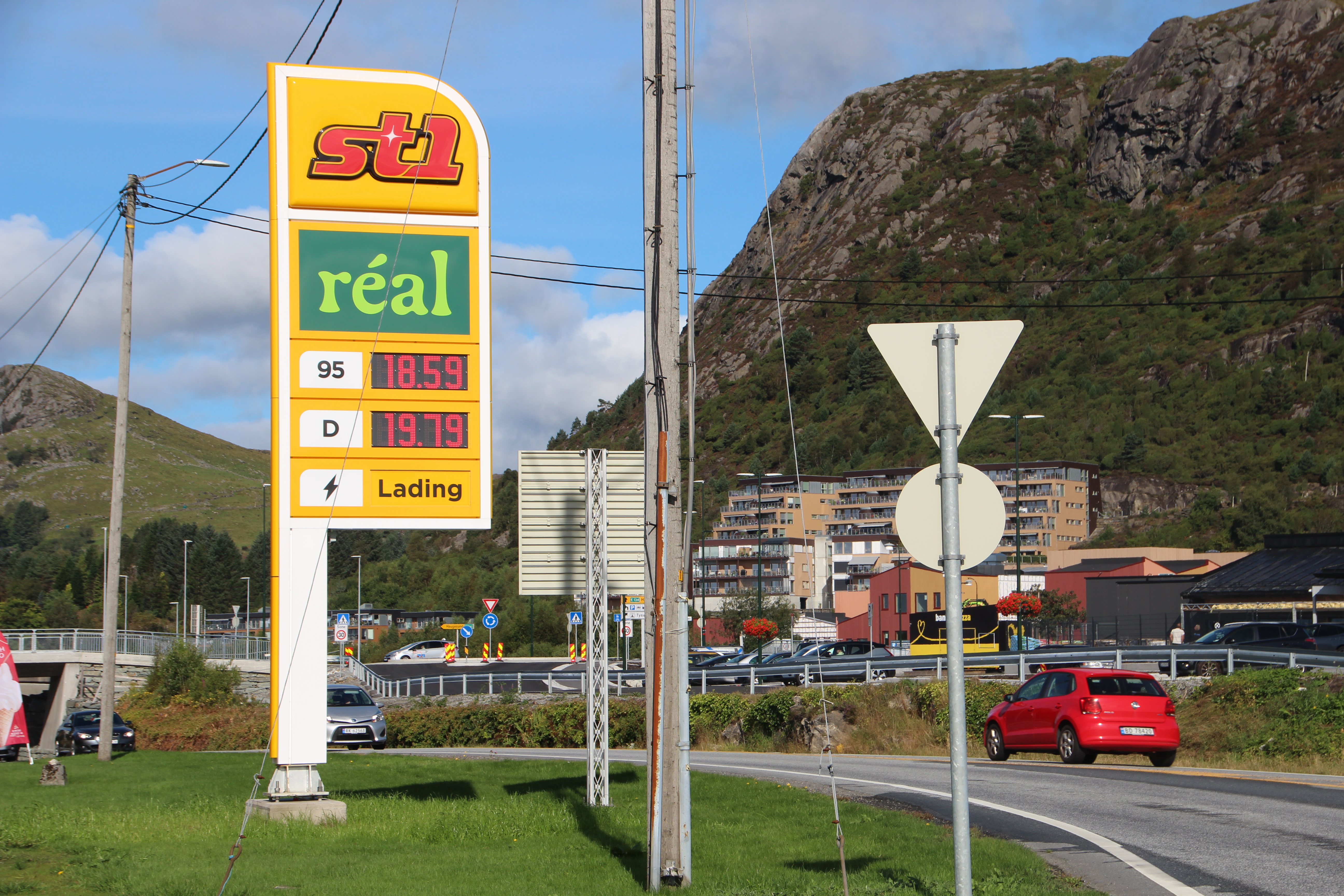 Du gjør lurt i å fylle tanken i dag. I morgen stiger drivstoffprisene.