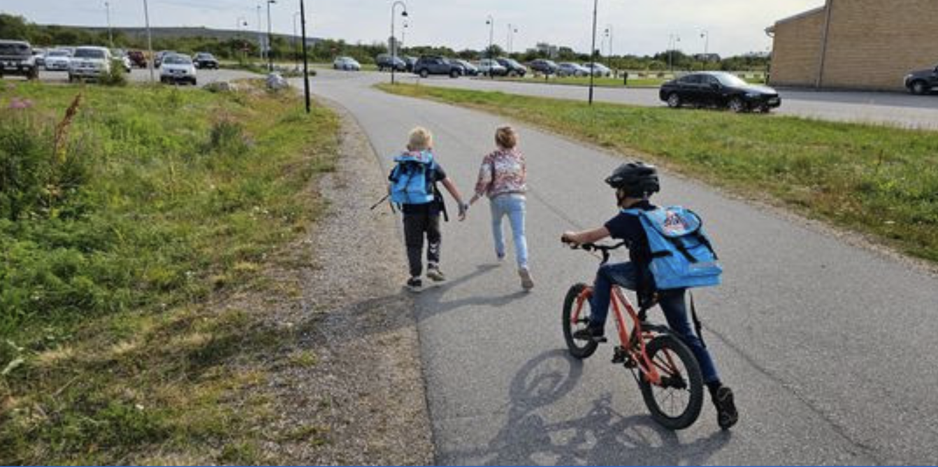Barn på fots og sykkel på vei til skolen. Foto: Espen T. Karlsen / Trygg Trafikk