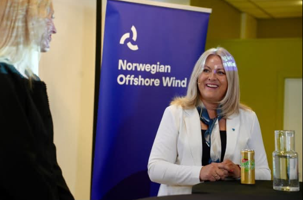 Monika Lindanger var på scenen i samtale om havvind med Norwegian Offshore Wind og Offshore Norge.