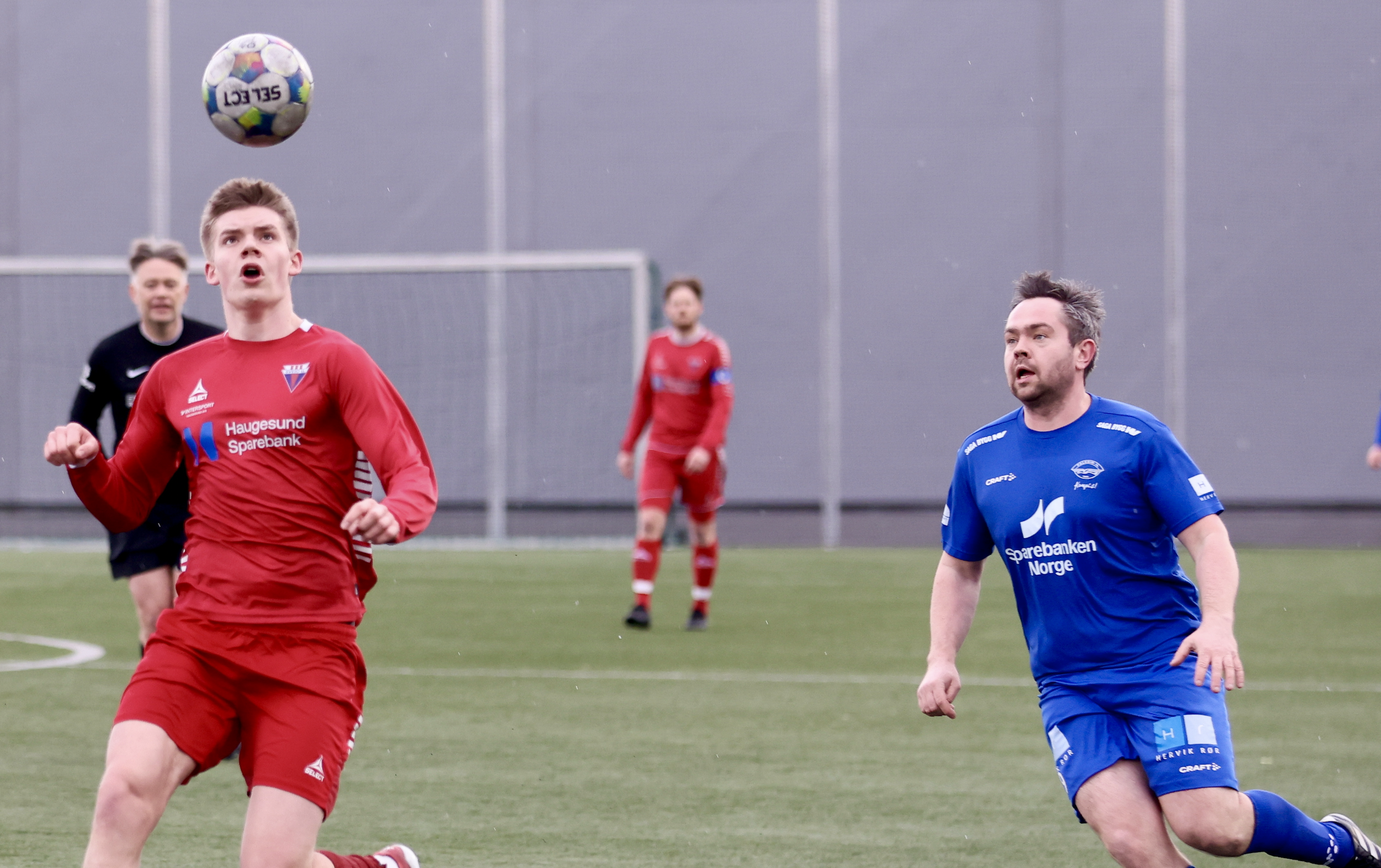 Sander Susort (t.h.) sendte Falkeid i ledelsen. men Ølen slo tilbake og vant 3-1. Arkivfoto: Alf-Einar Kvalavåg