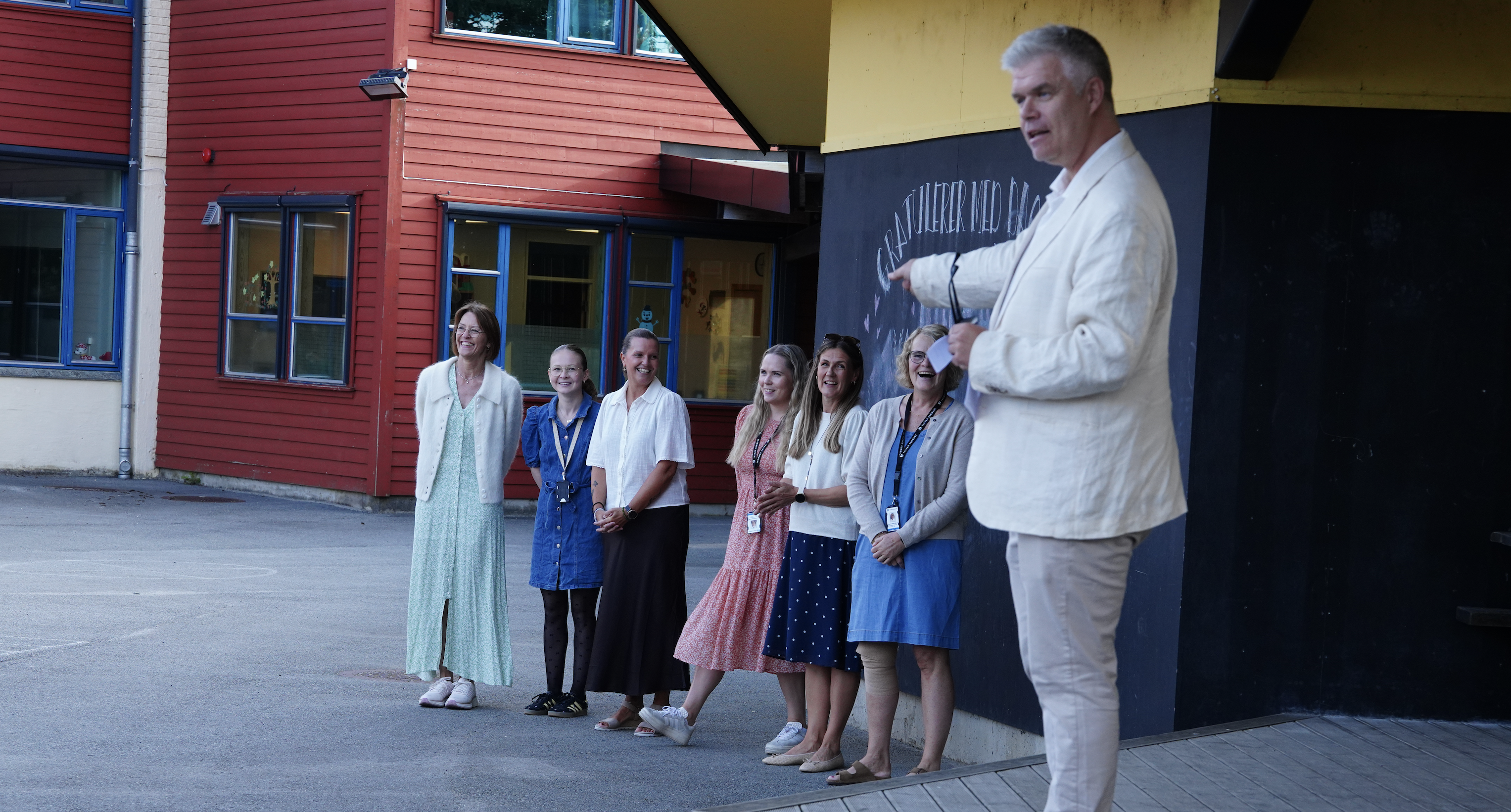 Rektor André Håland presenterte lærerne i 1. klasse for elevene i dag. Foto: Trygve Kalleberg/ Førre skole