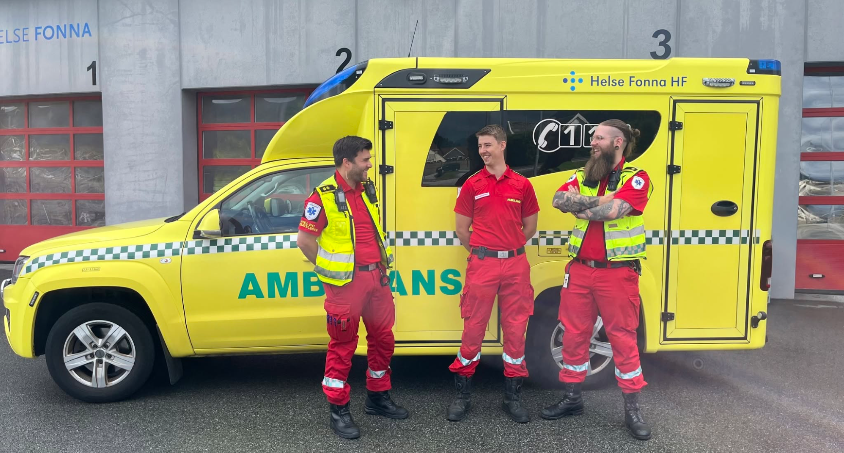 Ambulansearbeiderne Daniel Kvassheim, Nicholas Charalambous og Endre Engen deltar i nasjonal fagkonkurranse i helgen.