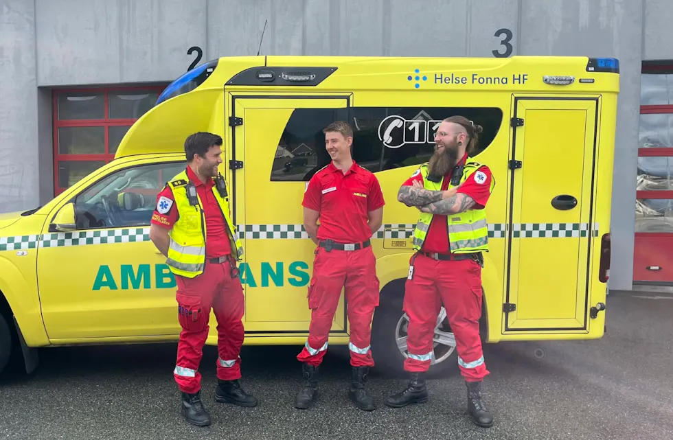 Ambulansearbeiderne Daniel Kvassheim, Nicholas Charalambous og Endre Engen deltar i nasjonal fagkonkurranse i helgen.