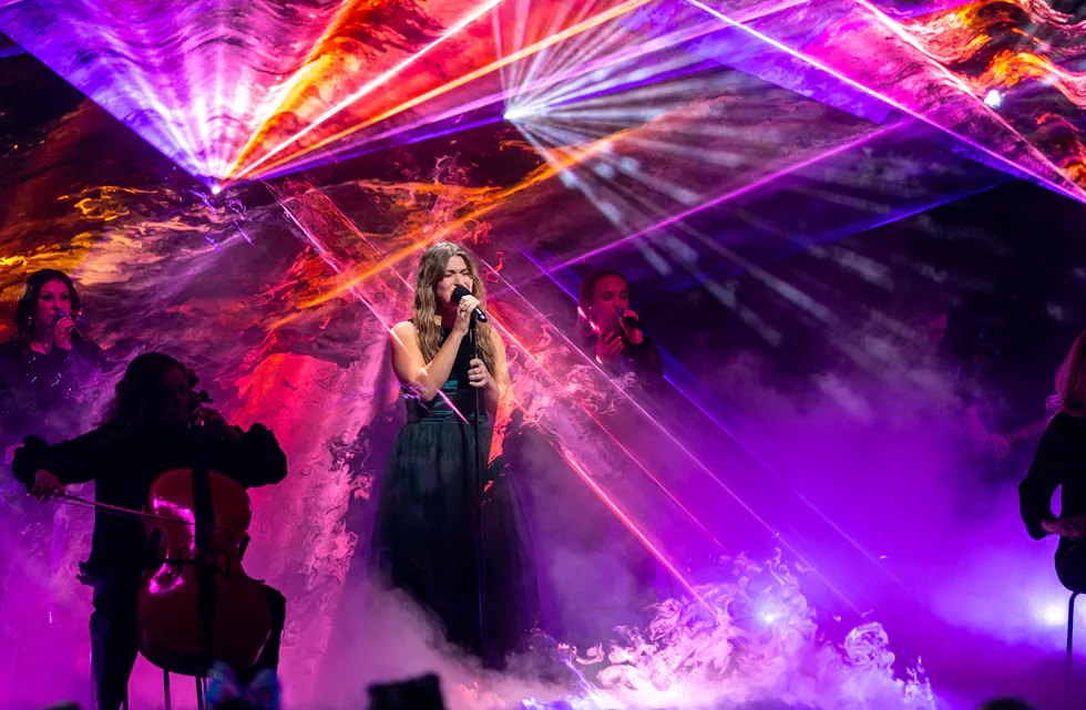 Her er Sofia Loise Henriksdatter under den andre livesendingen av The Voice 2026. I oktober skal hun opptre sammen med kjæresten Samuel Balsnes på Tysværtunet.