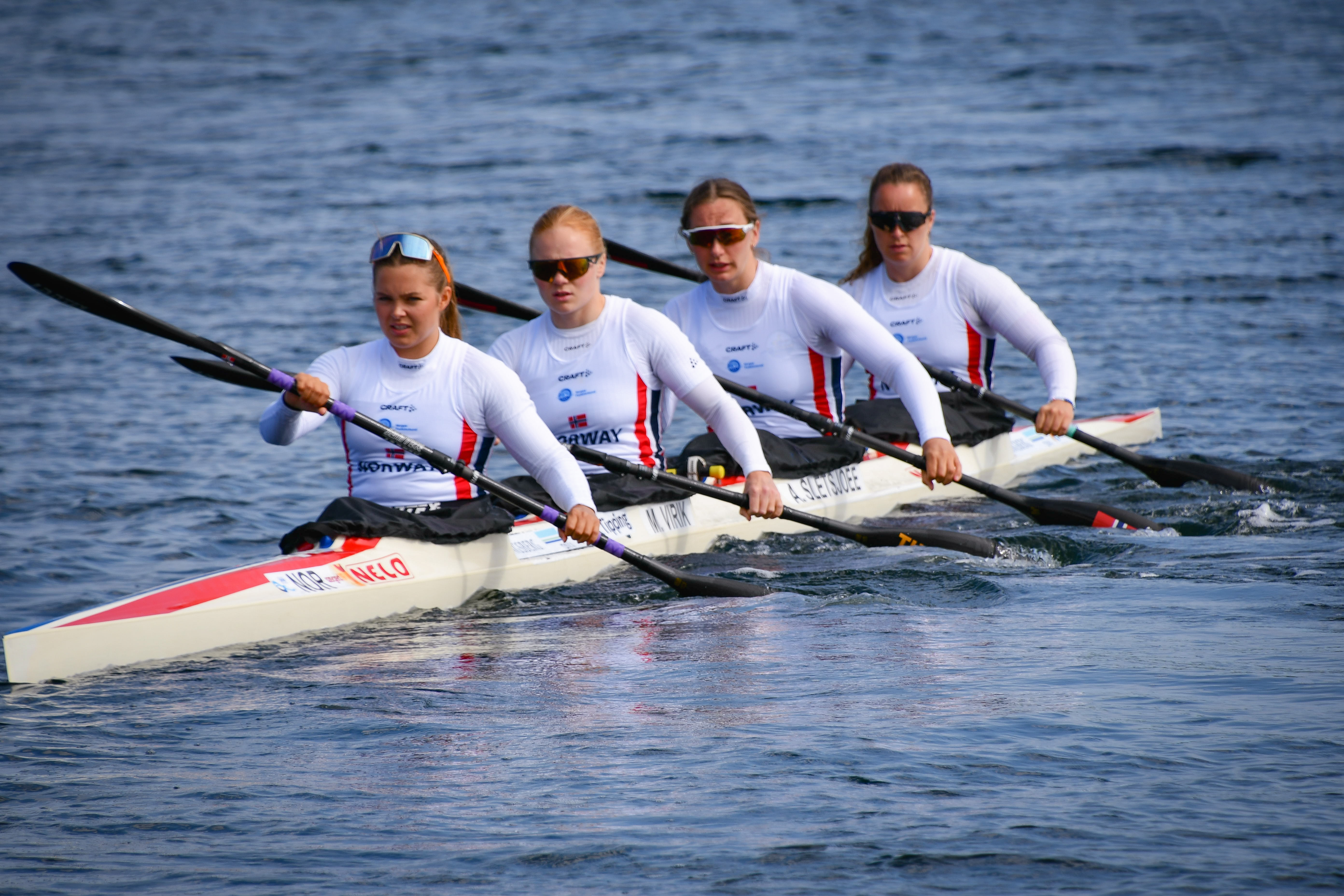 Den norske båten med Vilma Fjeldheim fremst. Nå kjempes det om plasser i OL. Viktige poeng kan sikres med et godt resultat i B-finalen, fredag.
Foto: Kajakkforbundet