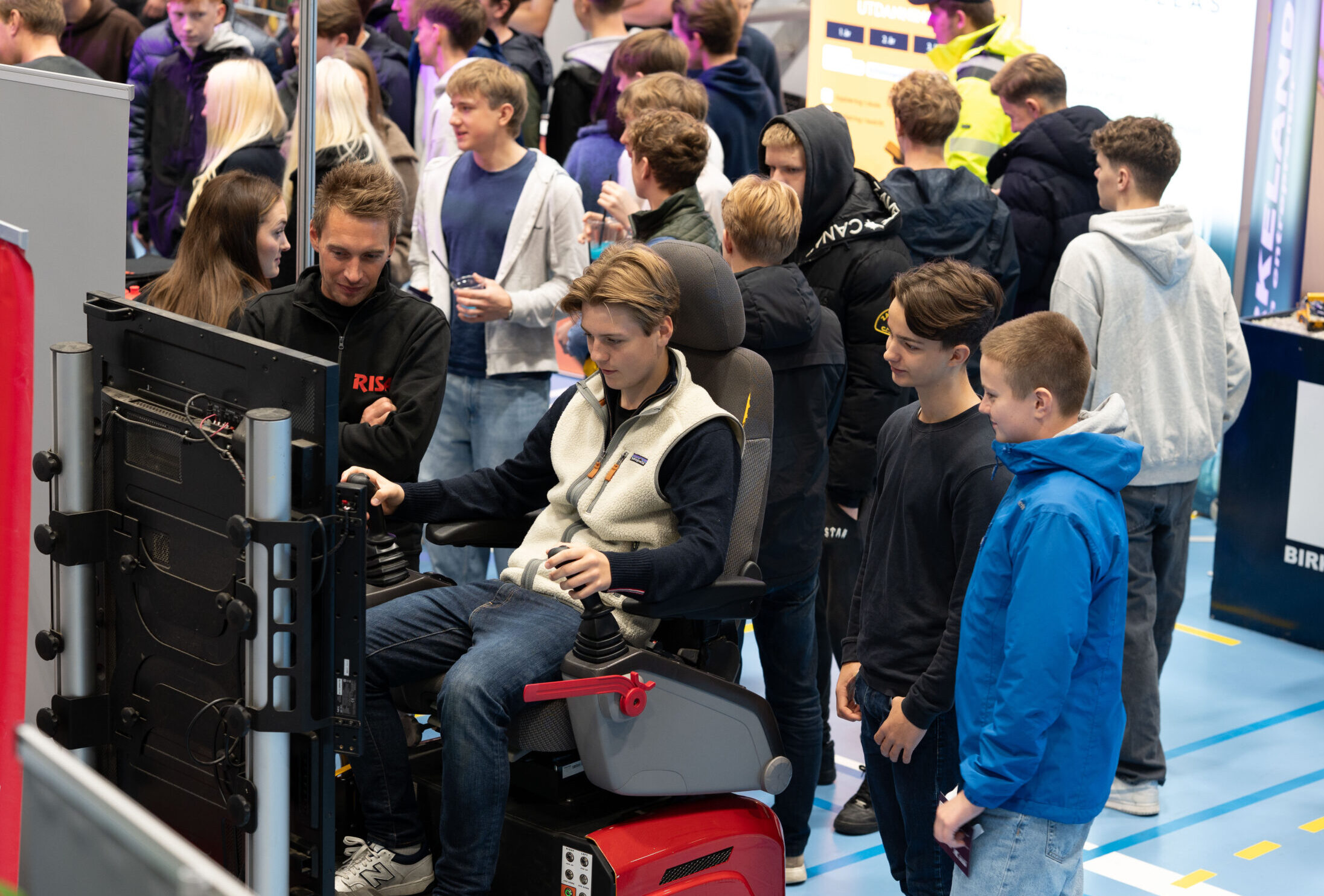 
Poenget er ikkje å fortelje ein ungdom at hen bør bli elektrikar, sjukepleiar, industrimekanikar, ingeniør eller økonom. Poenget er å sørgje for at valet faktisk er eit informert val, meiner skribenten. Bildet er frå fjorårets yrkesmesse.