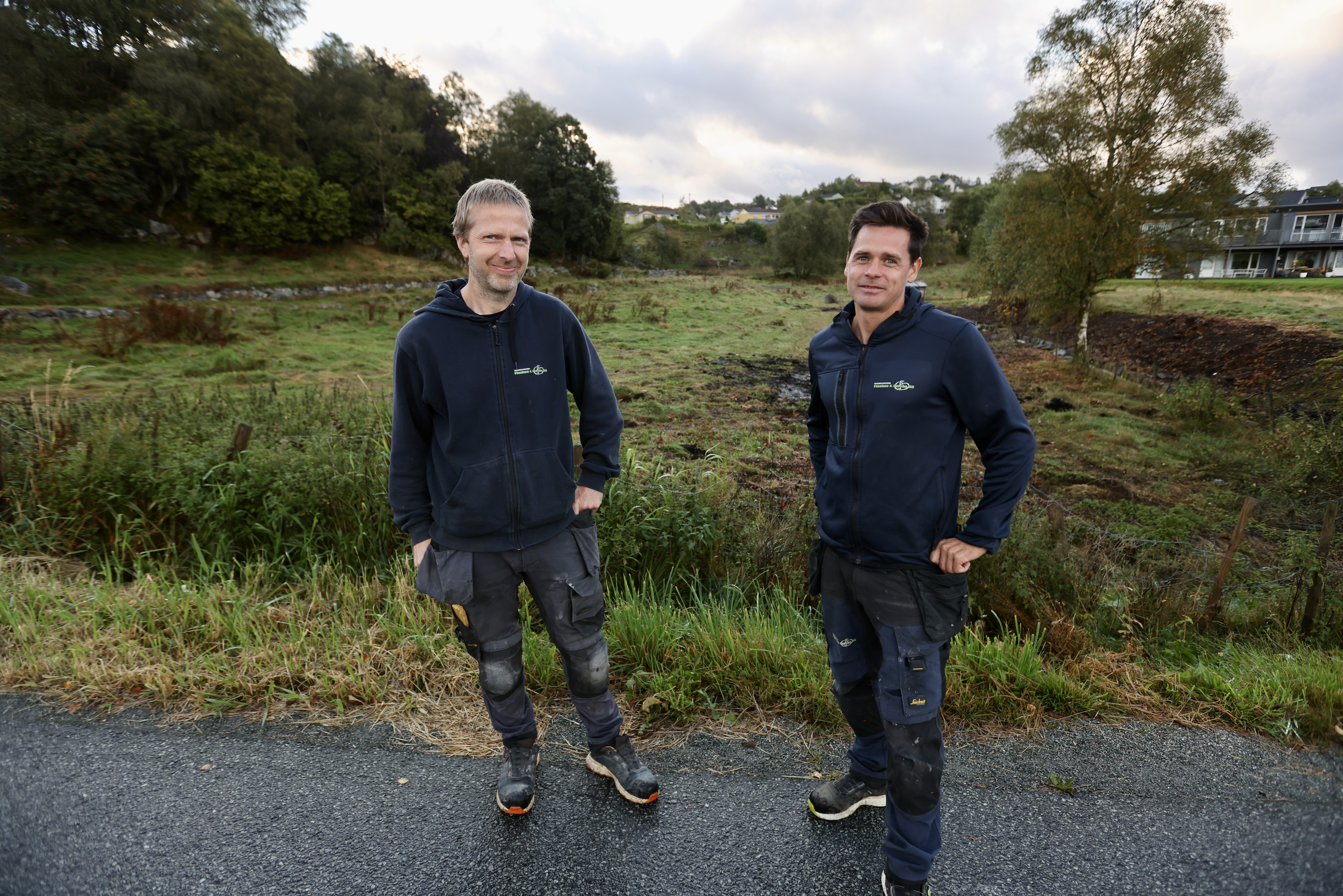 Jone Selvåg og Thomas Finshus tok seg ein stopp ved Berglytunet på vegen til jobb. – heilt perfekt prosjekt for oss, fortel dei to som har kontor i Førre.