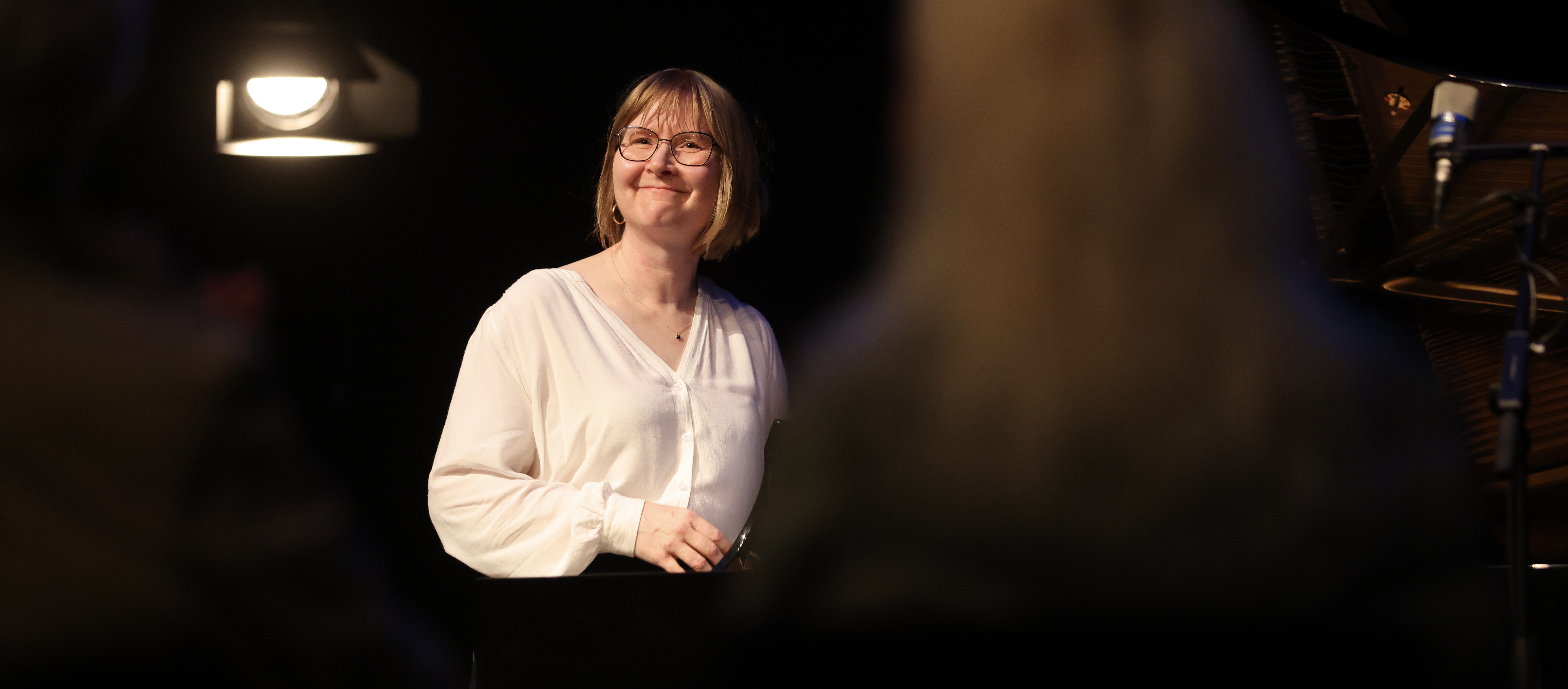 Marina Johansson tok en liten sjanse på å invitere til konsert med muikk av ukjente Lennart Lundberg. Det var lurt, for det virkelig en stor musikalsk opplevelse. Foto: Alf-Einar Kvalavåg