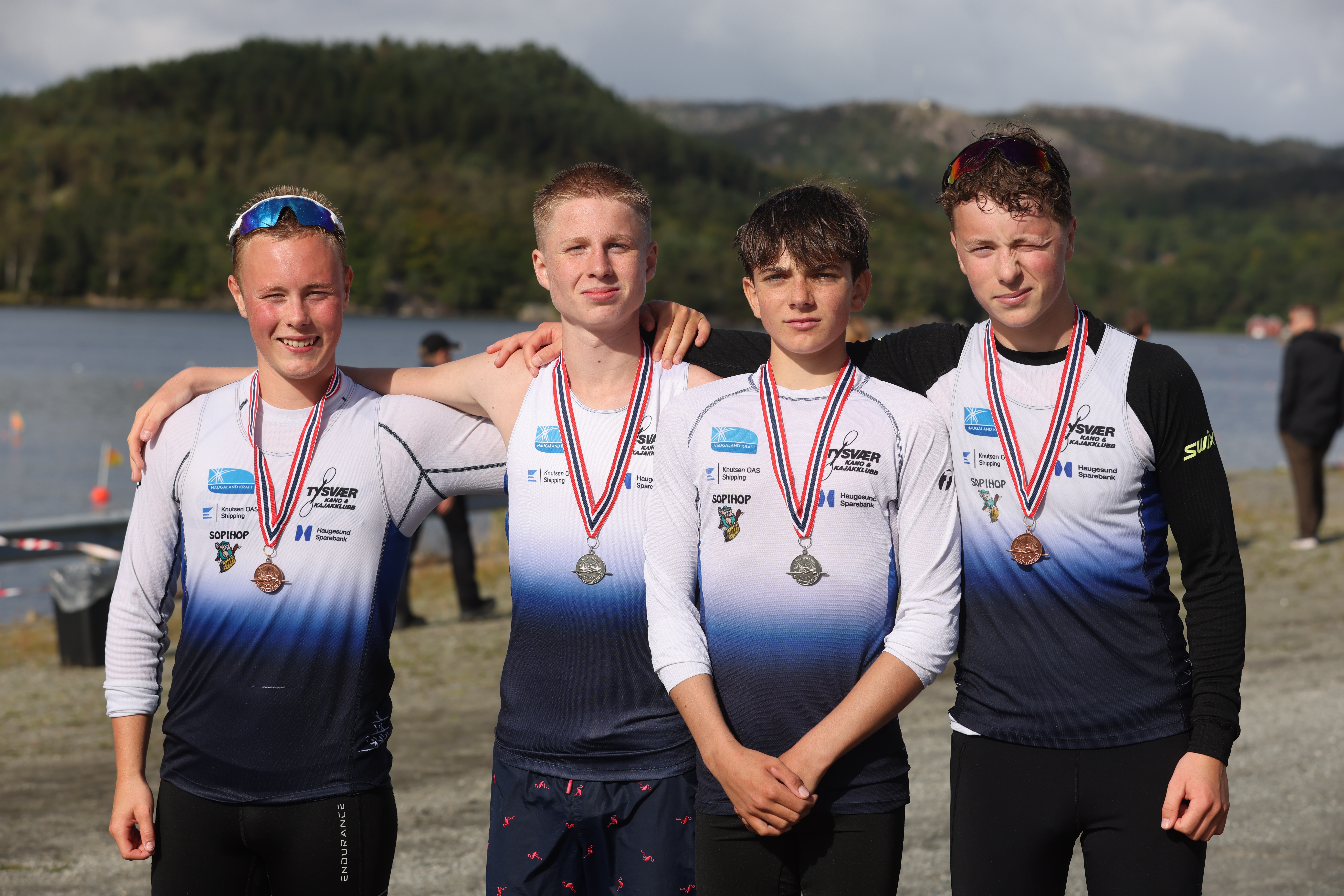 Ailo og Mika Andersen-Østberg, Vegard Langø Slogvik og Matteus Nierenberg Lønning med sine fortjente medaljer. Foto: Alf-Einar Kvalavåg