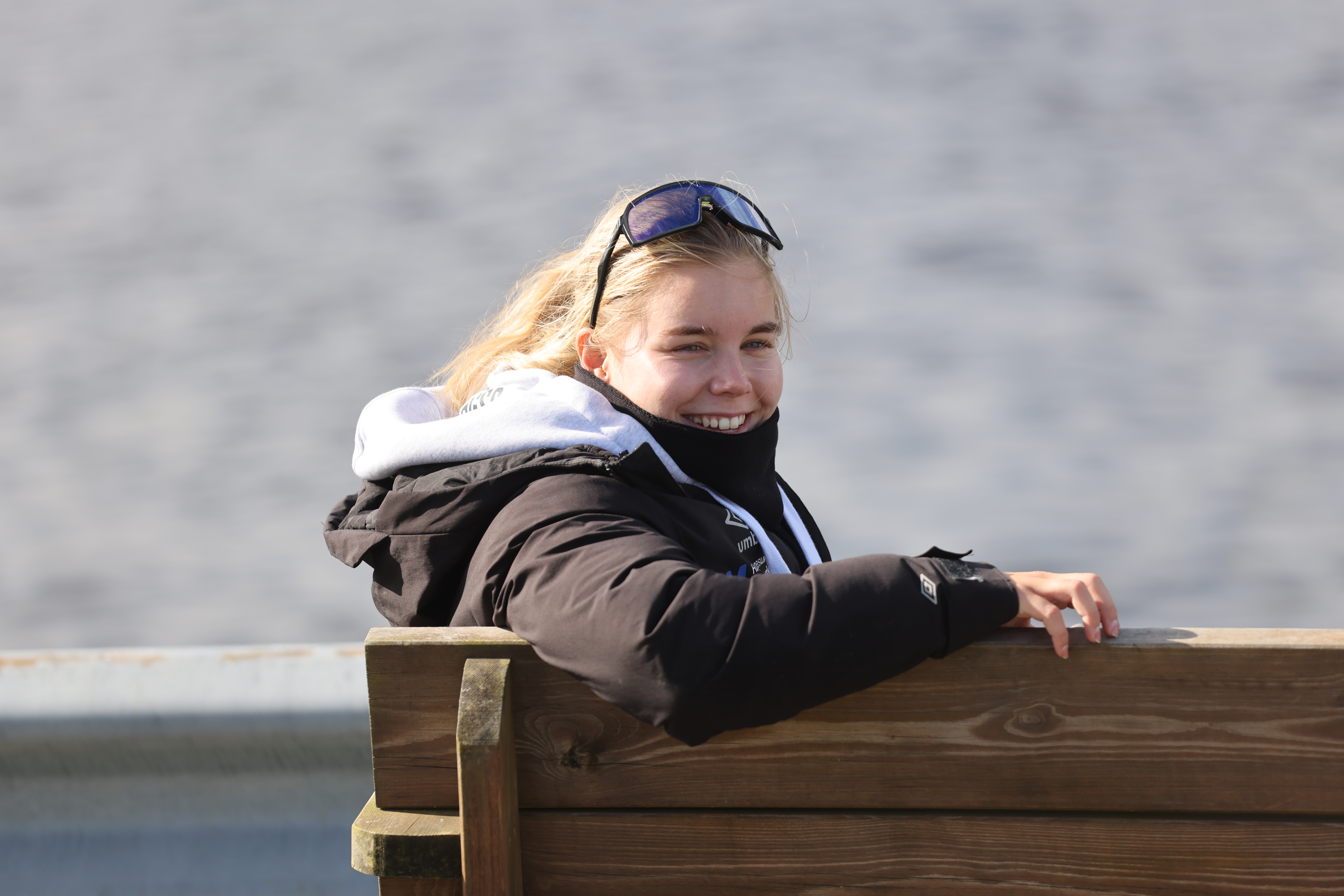 Tommel opp for at det gikk bra da lynset slo ned like ved båten til Emma Fjeldheim, fredag. Lørdag tok hun det helt med ro under NM. Foto: Alf-Einar Kvalavåg