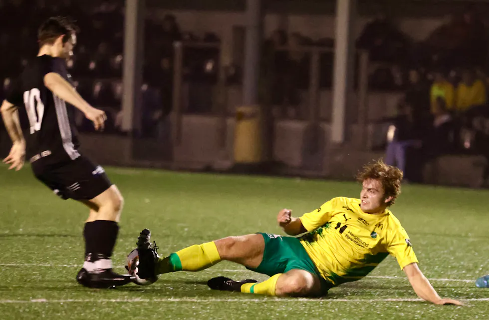 Nærmere rødt enn dette kommer en ikke i lokalfotballen.
Filip Bjelland viser Stian Steinsland alle knottene sine på 16-meterstreken. Det endte med frispark og gult kort. Foto: Alf-Einar Kvalavåg