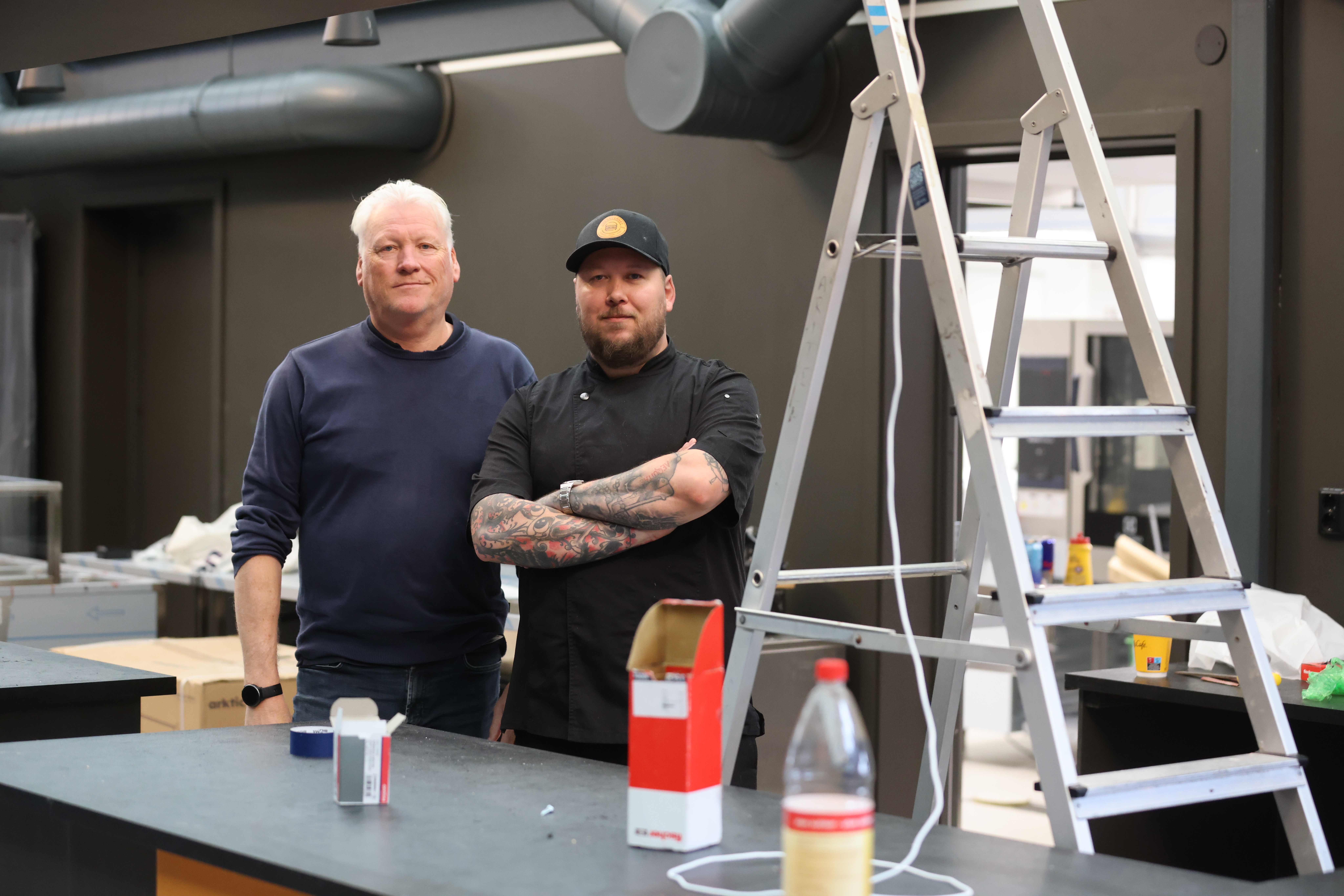 Leif Harald Endresen og John G ustav Lohne har tatt i eit tak dei siste vekene for å få dei tre nye restaurantane ferdige til opninga i oktober.
Foto: Alf-Einar Kvalavåg