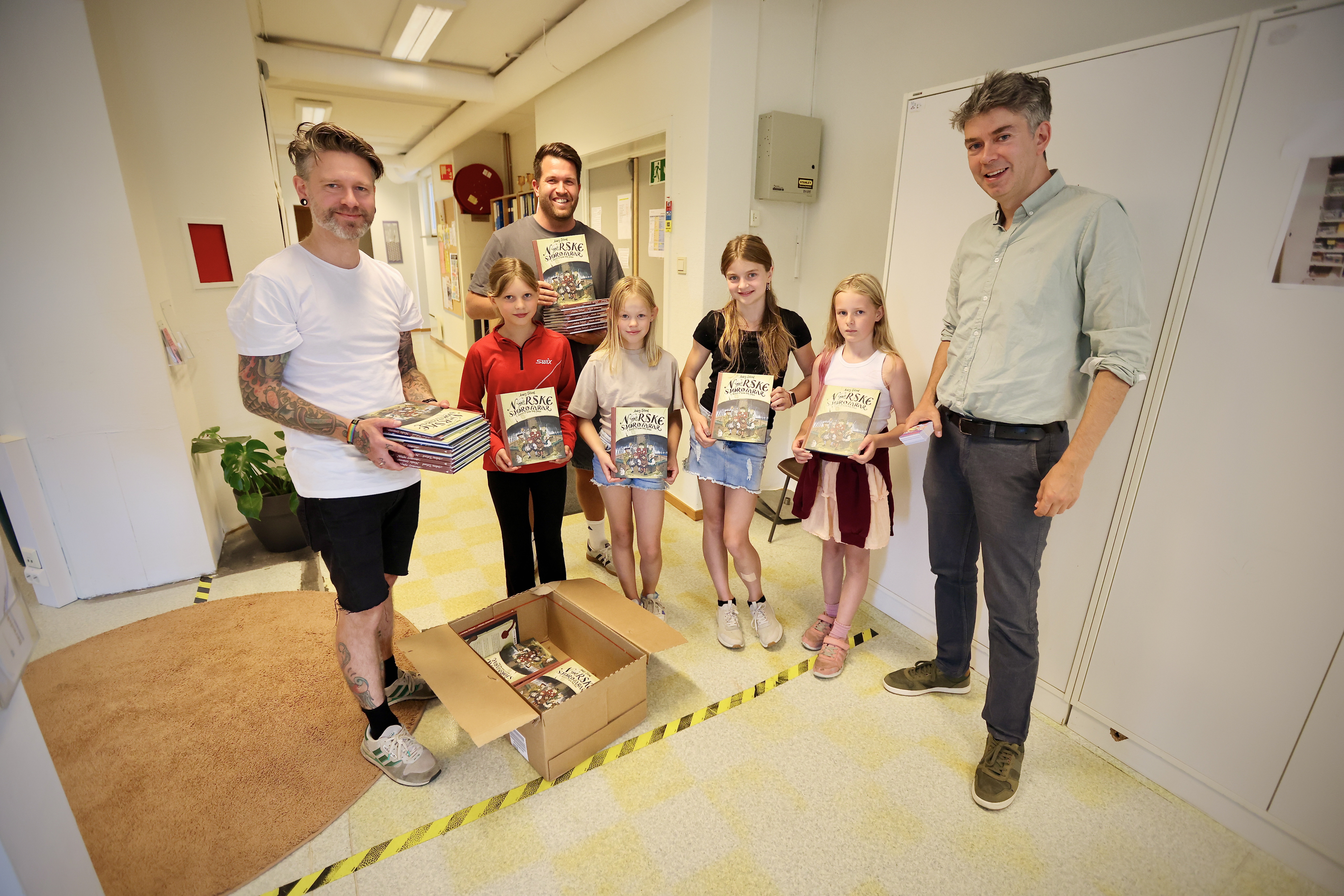 Solveig-Kristin Kringeland Sundfør, Leah Aurora Tungland Nilsen, Linnea Sofie Pedersen og Celina Bringedal Guttormsen var svært nøgde med både bokgåva og at det blir gitt så mange bøker til skulen. Til venstre Trond Salte, bak Vegard Tønnesen og til høgre Svein Olav Langåker.
Foto: Alf-Enar Kvalavåg

