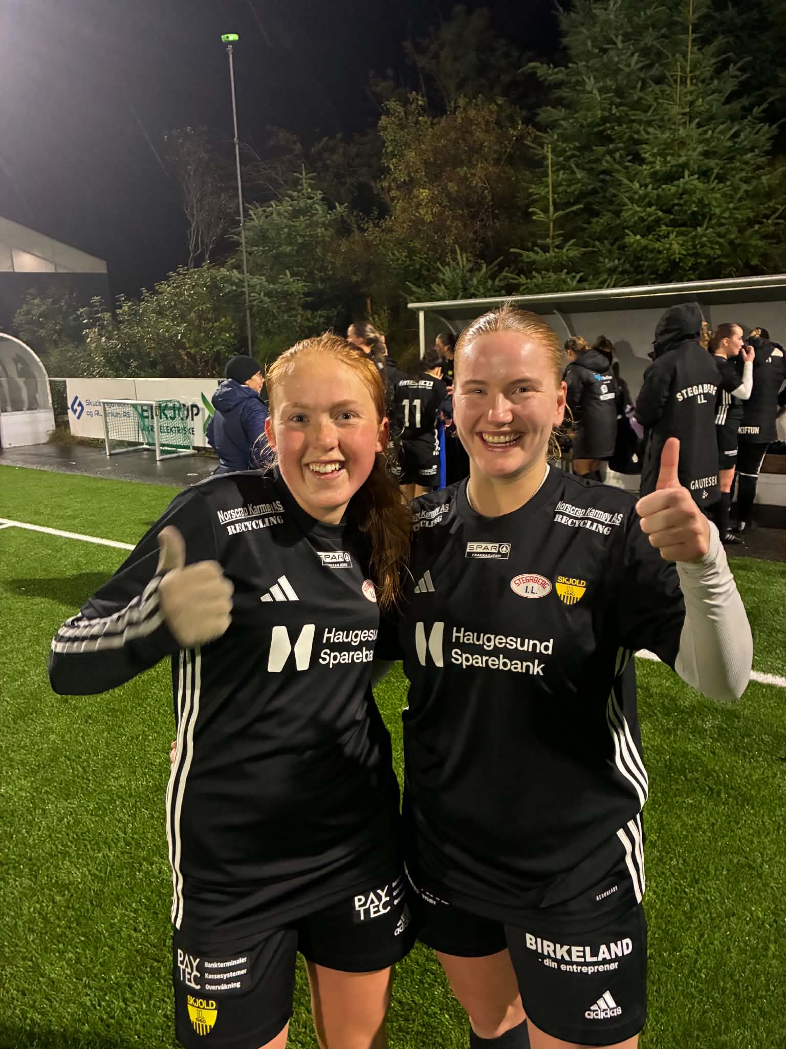 Glade målscorarar etter kampen: Julie Eintveit og Kamilla Rasmussen.