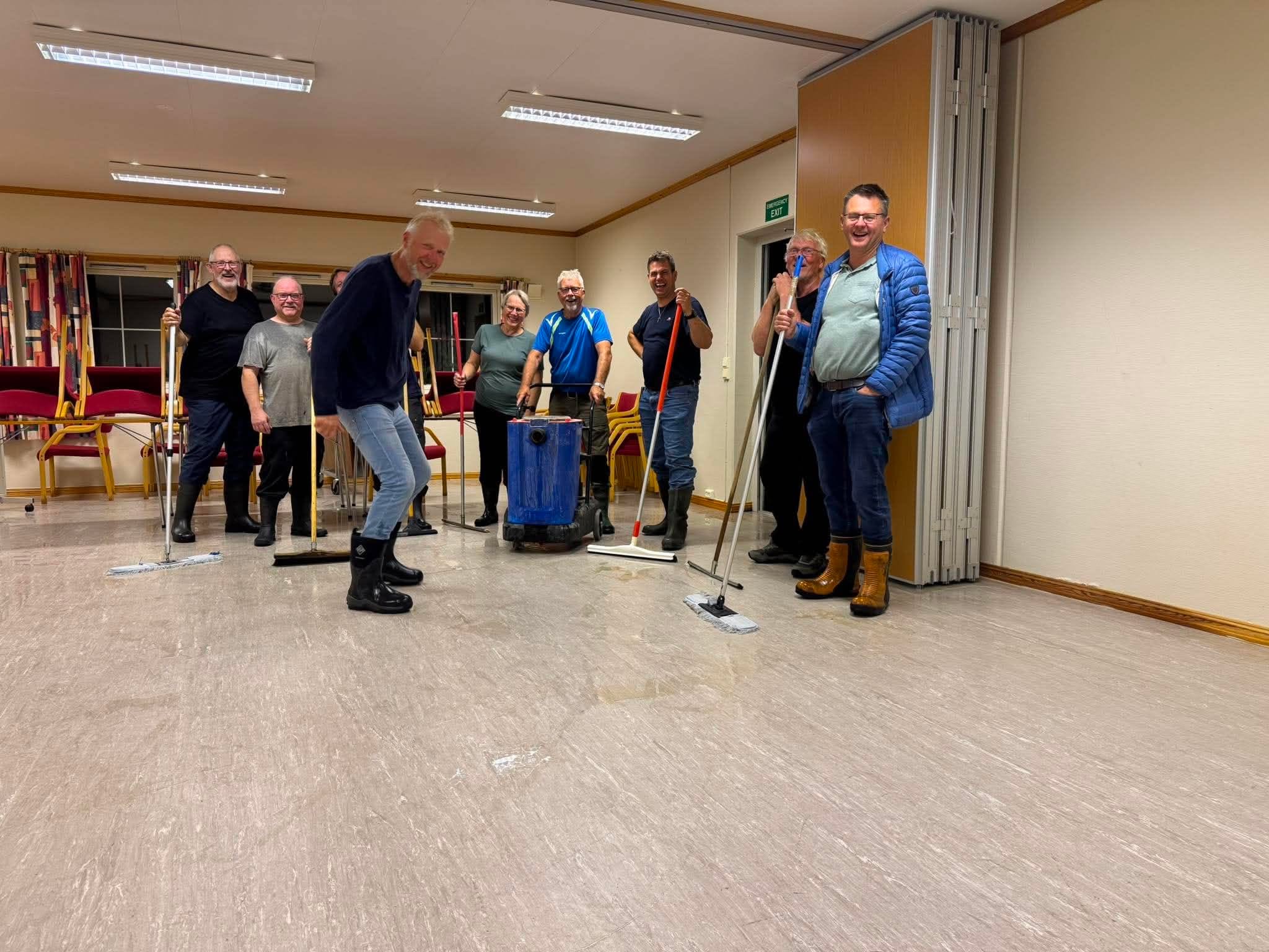 Denne gjeng stilte opp då vatnet fossa inn i Soknehuset i Tysværvåg. Foto: Privat