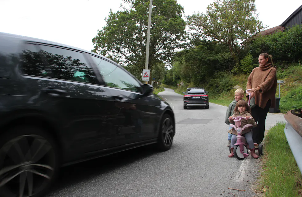 Celine Frøyland og barna Tomine (2) og Lauritz (3) har sammen med naboene langs Høievegen hengt opp et «barn leker»-skilt for å gjøre sjåfører oppmerksomme på fartsbruk. – Bekymringsfullt hvor fort enkelte kjører, sier hun.