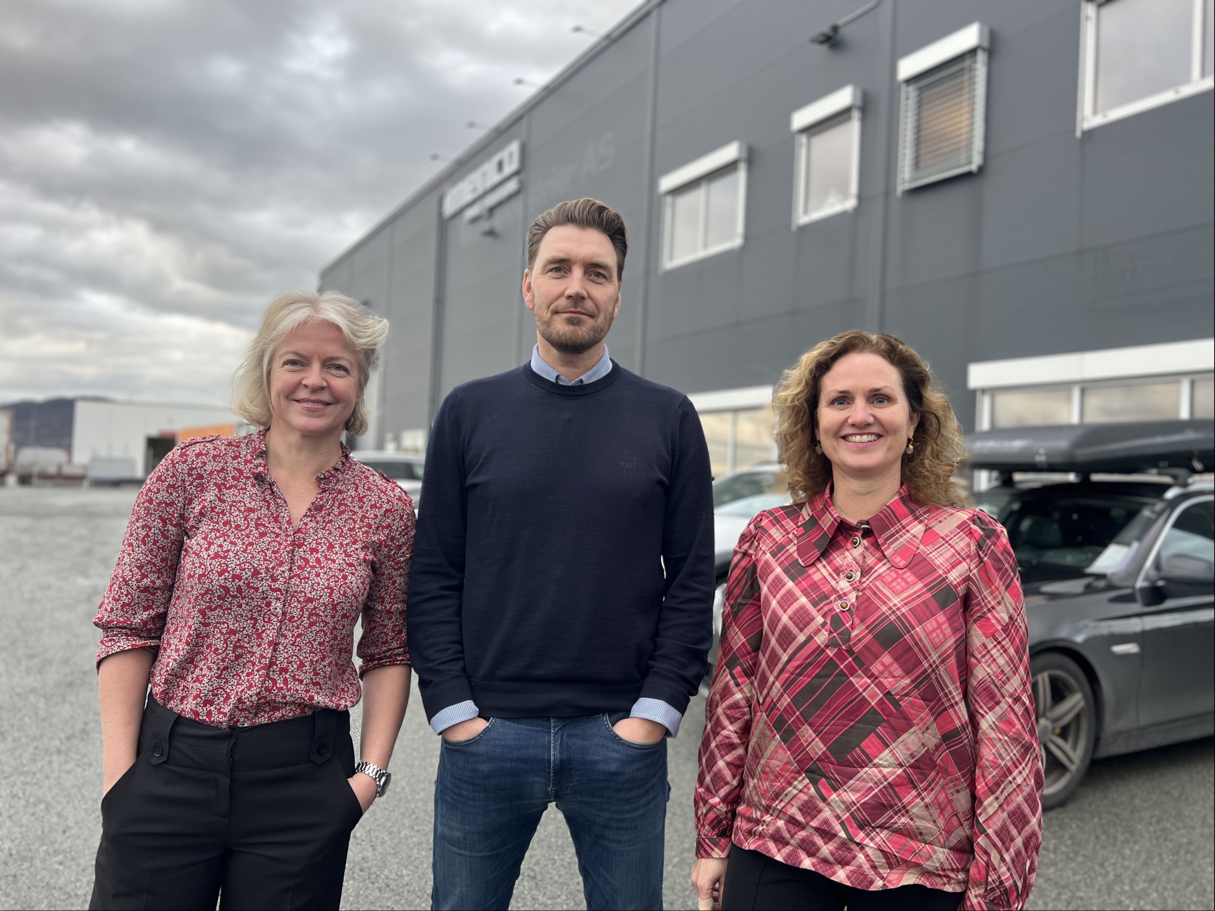Fra venstre HR-direktør Nina Wathne og CEO Andreas Knutsen sammen med tidligere CEO i Imenco AS, Ingunn Ø. Iveland. Her ved Imencos nye avdeling på Eikeskog i Aksdal ved en tidligere anledning. 