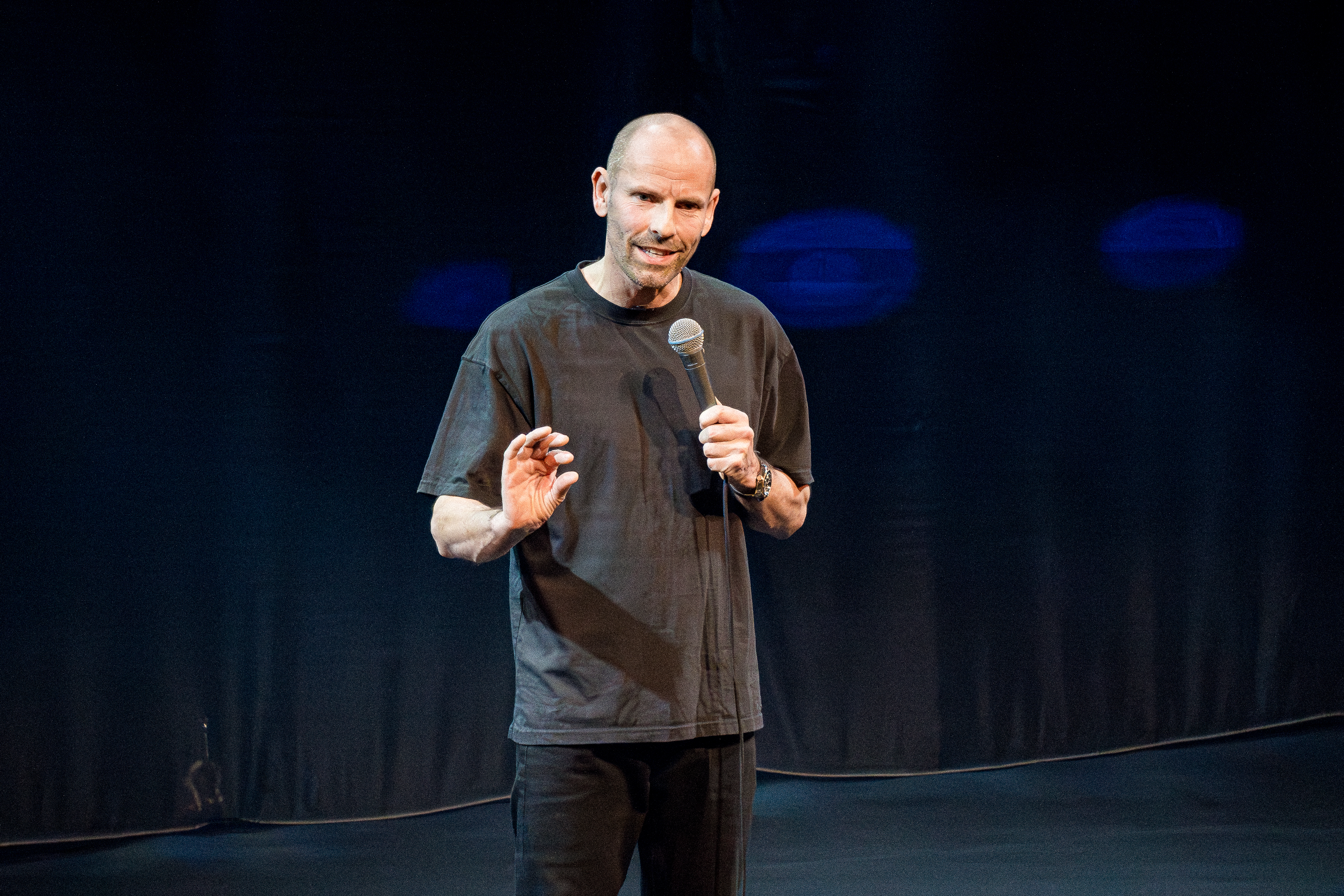Siden 2016 har Jonas Kinge Bergland holdt tre humorforestillinger. I desember stiller han på Tysværtunet med sine betraktninger om det å arbeide på sykehjem, samtidig som man blir eldre og må ta valg i livet.