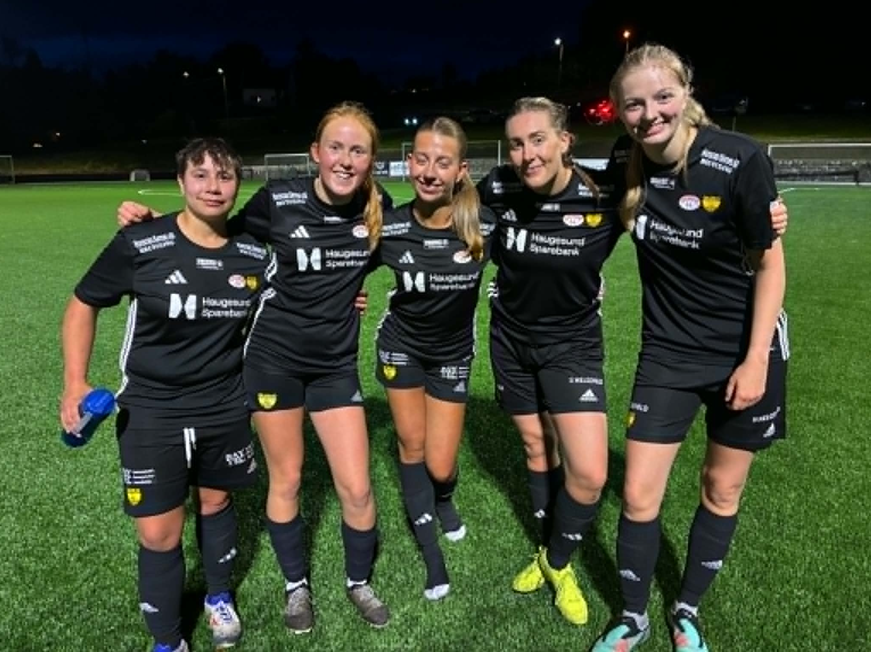 Målskårere Gabrielle Mæland, Julie Eintveit, Nikola Wolanska, Ida Klungtveit og Ine Nari S Nyborg. I tillegg skåret debutant Julianne Svandal. Foto: Asbjørn Bakken