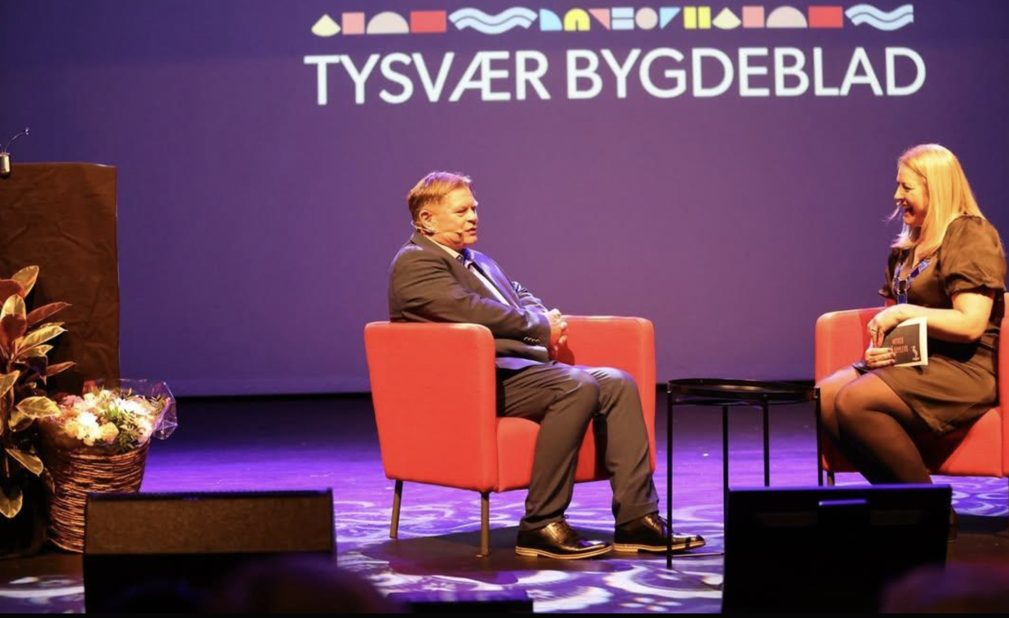 Under nyttårsmottakelsen fikk jeg kommet litt under huden på redaktøren. Alf-Einar Kvalavåg (t.v. og ordfører Monika Lindanger. Foto: Marit Tvedt