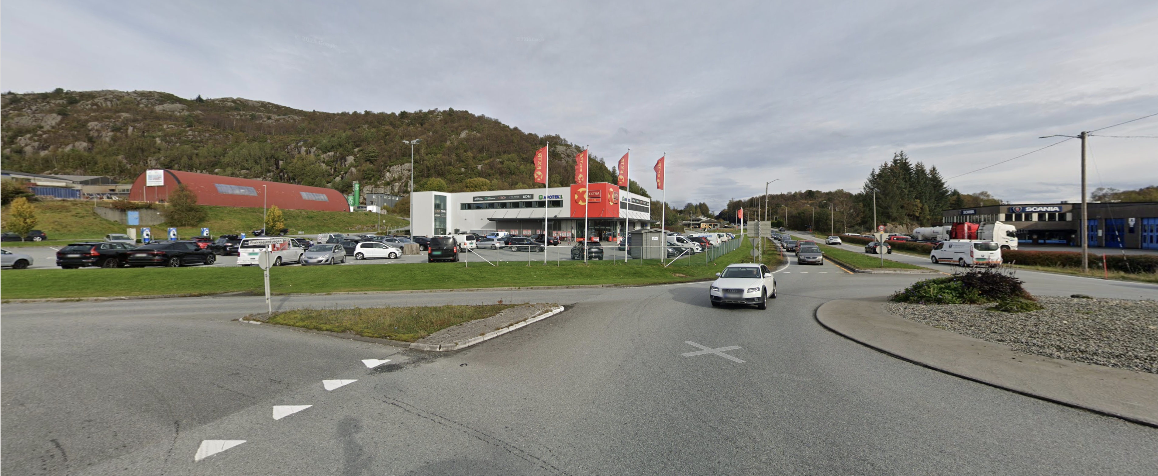 
Vegkrysset på Frakkagjerd er framleis ei smal rundkøyring som skaper kø i begge retningar.