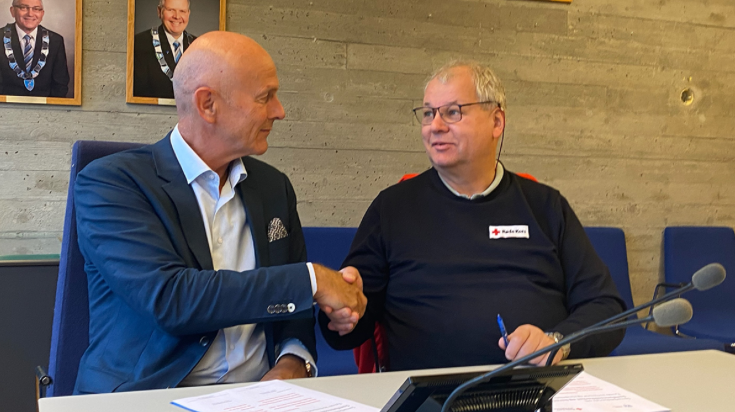 Kommunedirektør Sigurd Eikje og Paul Eggen Jr, som er lokalforeningsleder i Haugesund Røde Kors, signerte fredag en ny avtale om beredskapssamarbeid.