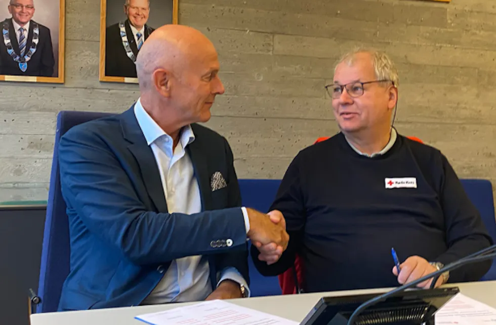 Kommunedirektør Sigurd Eikje og Paul Eggen Jr, som er lokalforeningsleder i Haugesund Røde Kors, signerte fredag en ny avtale om beredskapssamarbeid.