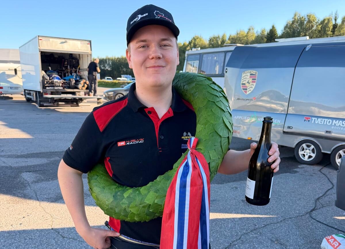 19 år gamle Steffen Knutsen Hjelvik fra Tysvær er Norgesmester i racing i GT5-klassen etter en dramatisk avslutning på sesongen. 
