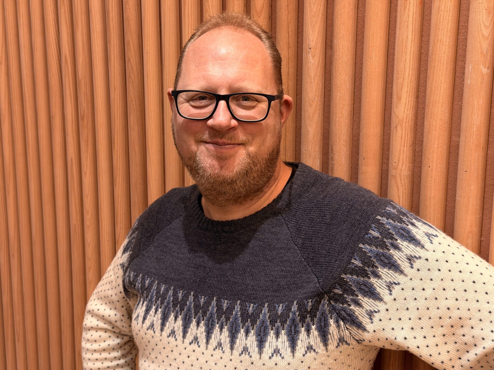 Generalsekretær Tomas Bruvik i Landslaget for lokalaviser gler seg over at lokalavisene står sterkt. 