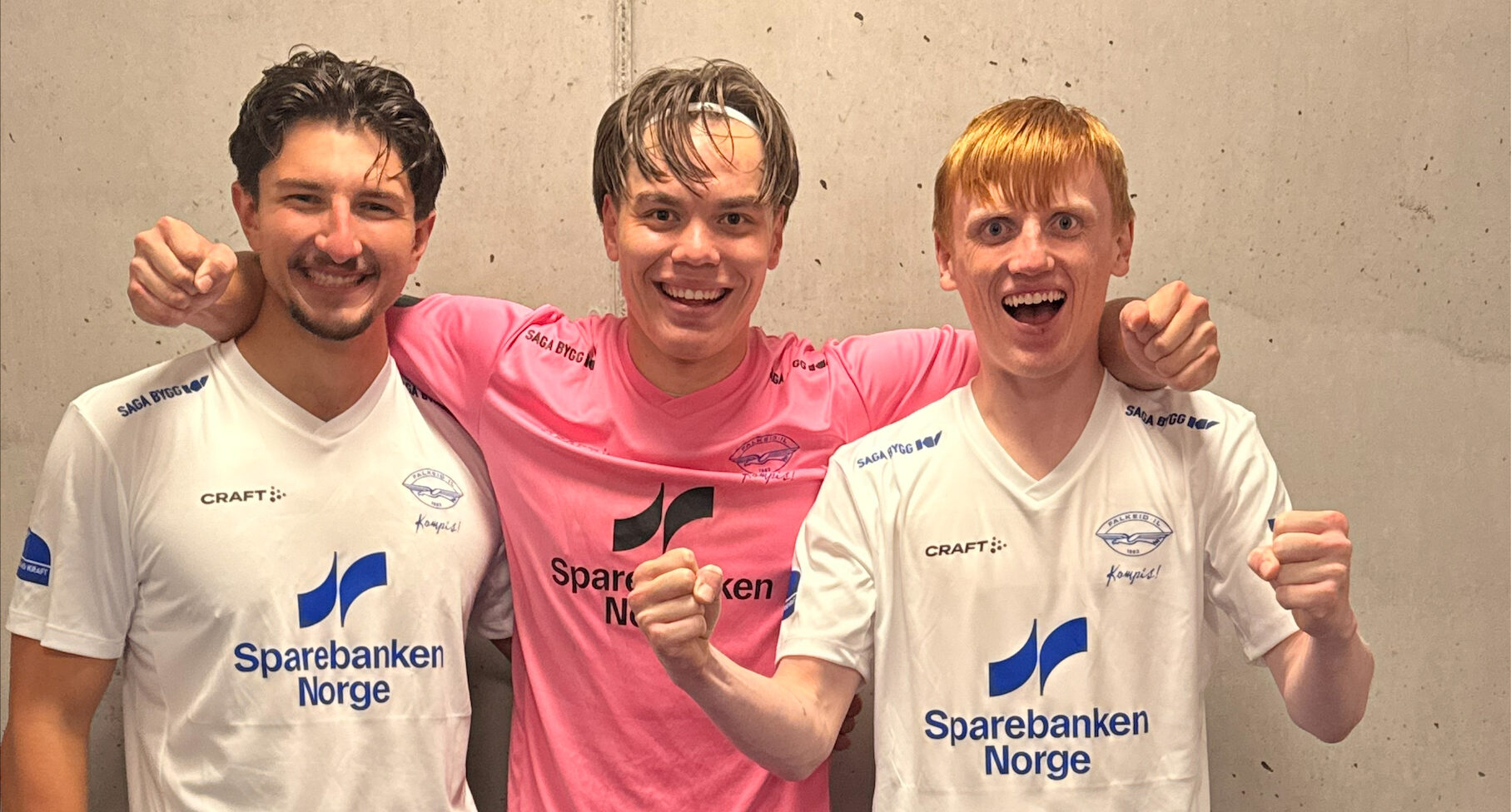 Så glad blir man av å slå Kra 2 på bortebane. Fra venstre: Dzan Tarik Divkovic, Mathias Leirvoll og tomålsscorer Kasper Askeland. Foto: Rune Waage