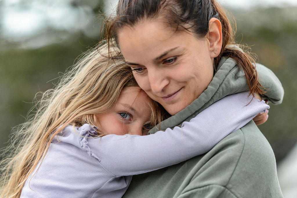 Lillesøster Johanna og mamma tar ein pust i bakken. Heile veka har gått med til førebuingane.