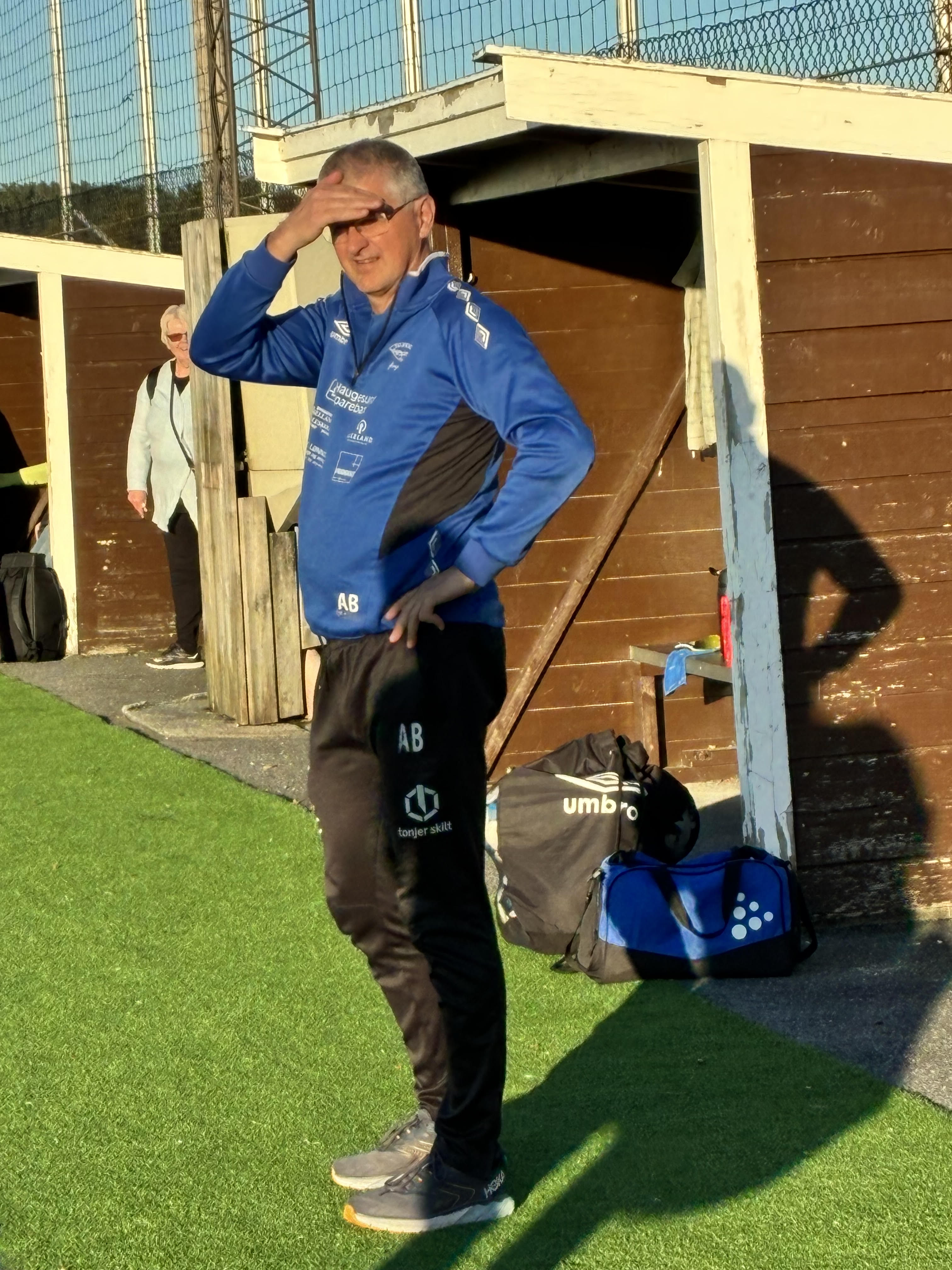Asbjørn Bakken har støtta Falkeid idrettslag stort sett heile livet, som spelar, trenar og lagleiar. I dag er det 3. generasjon Bakken som drar på seg den blå og kvite fotballtrøya. 