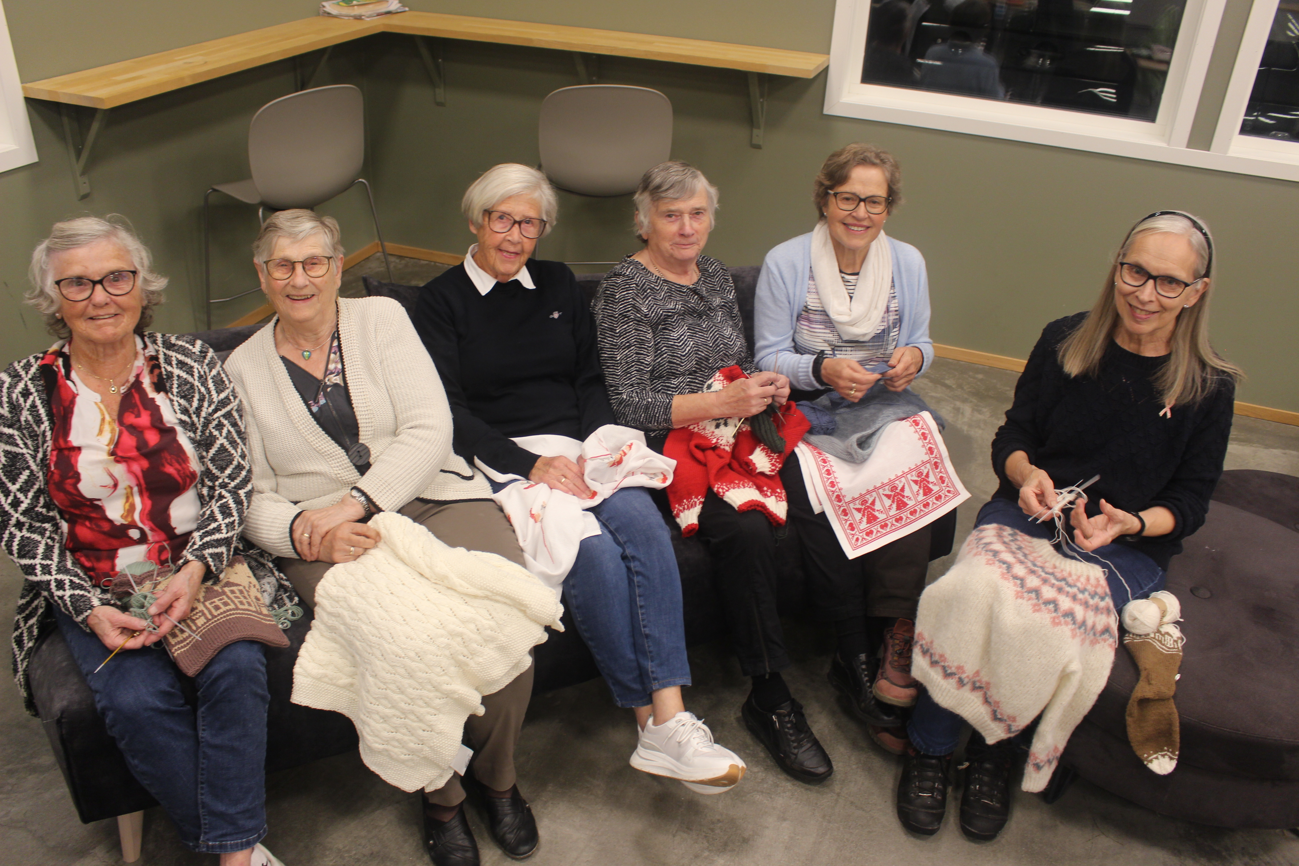 Desse kvinnene, frå venstre Sigrund Askeland, Åse Bakken, Jorunn Waage, Elisabeth Bakken,
Esther Fostenes og Anne Karin Grinde Støle har laga fine handarbeid i 35 år.