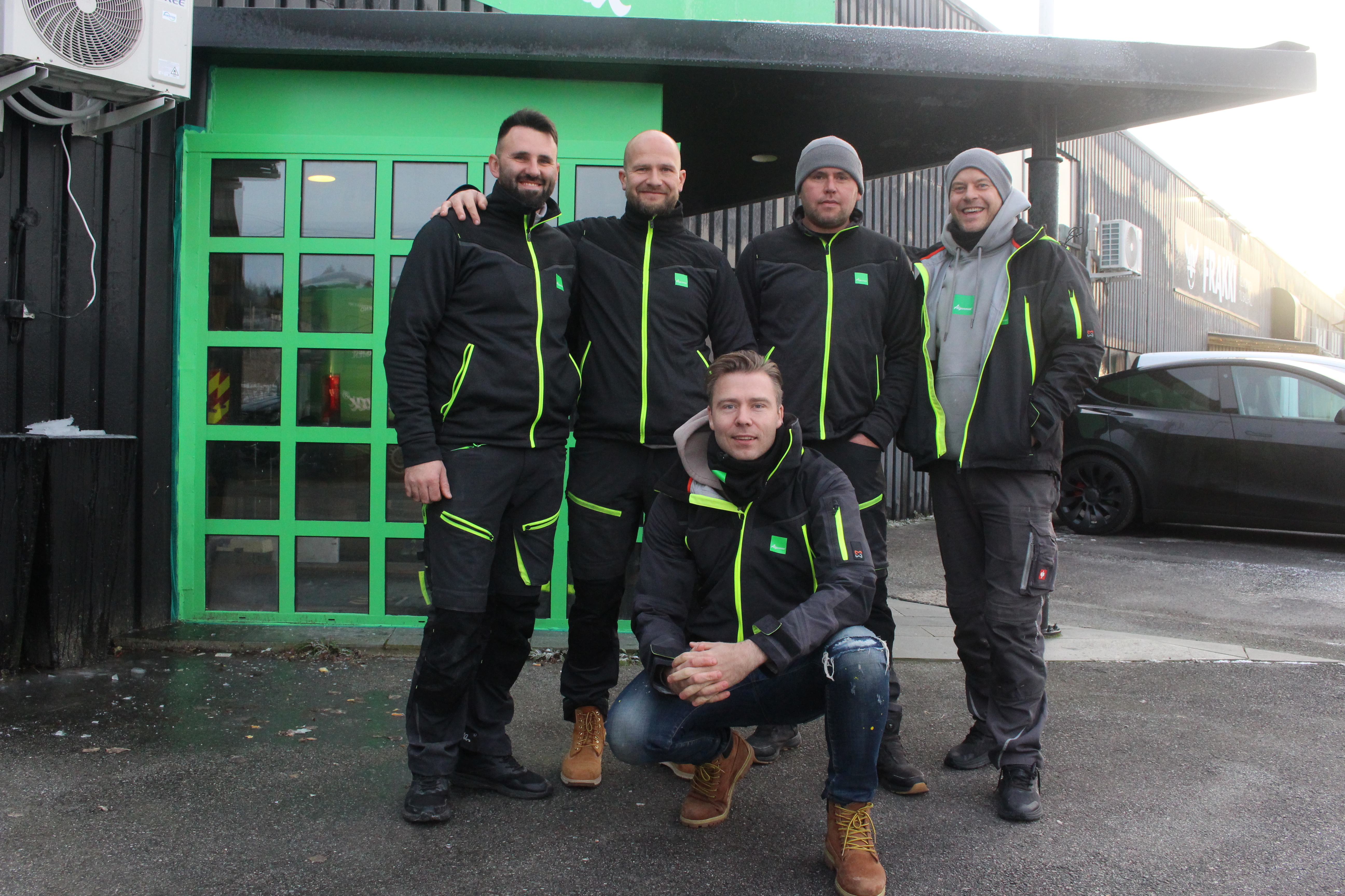 Trioen Alexander Toft Søderlund (framme), Tor Arne Andreassen (høyre) og Ajdin Brakic (nr. to fra venstre) har hatt vekst i Algenmax AS og ansatt Sanel fra Bosnia og Roman fra Ukraina. Nå har Andreassen overtatt lederrollen i selskapet. Arkivfoto.