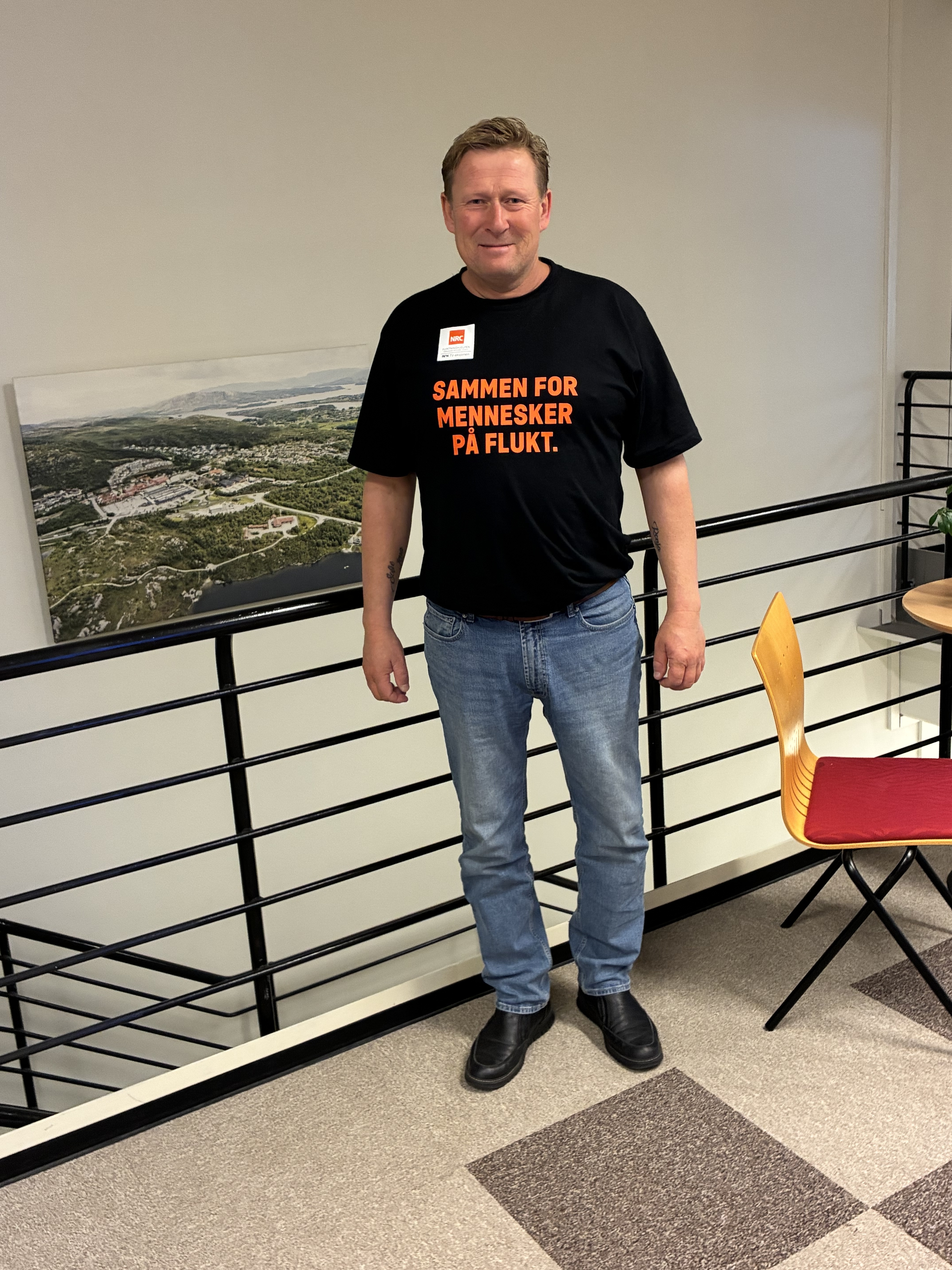 Sven Ivar Dybdal, varaordførar og i spissen for innsamlinga i Tysvær, har fått på seg den fine aksjonsskjorta. Han går føre med eit godt eksempel og håper å verve mange givarar. 