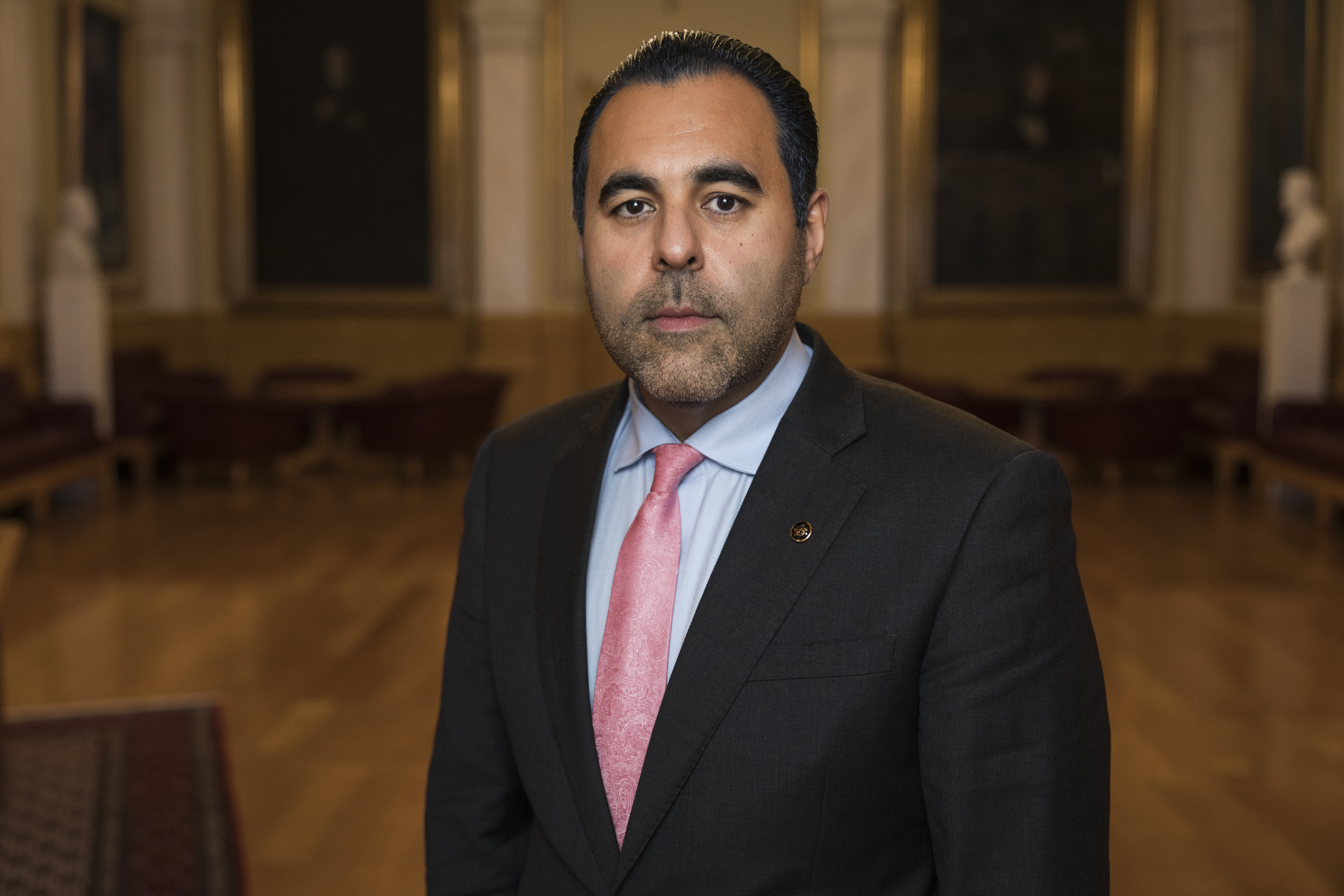 Stortingspresident Masud Gharahkhani (A) i Eidsvollsgalleriet.