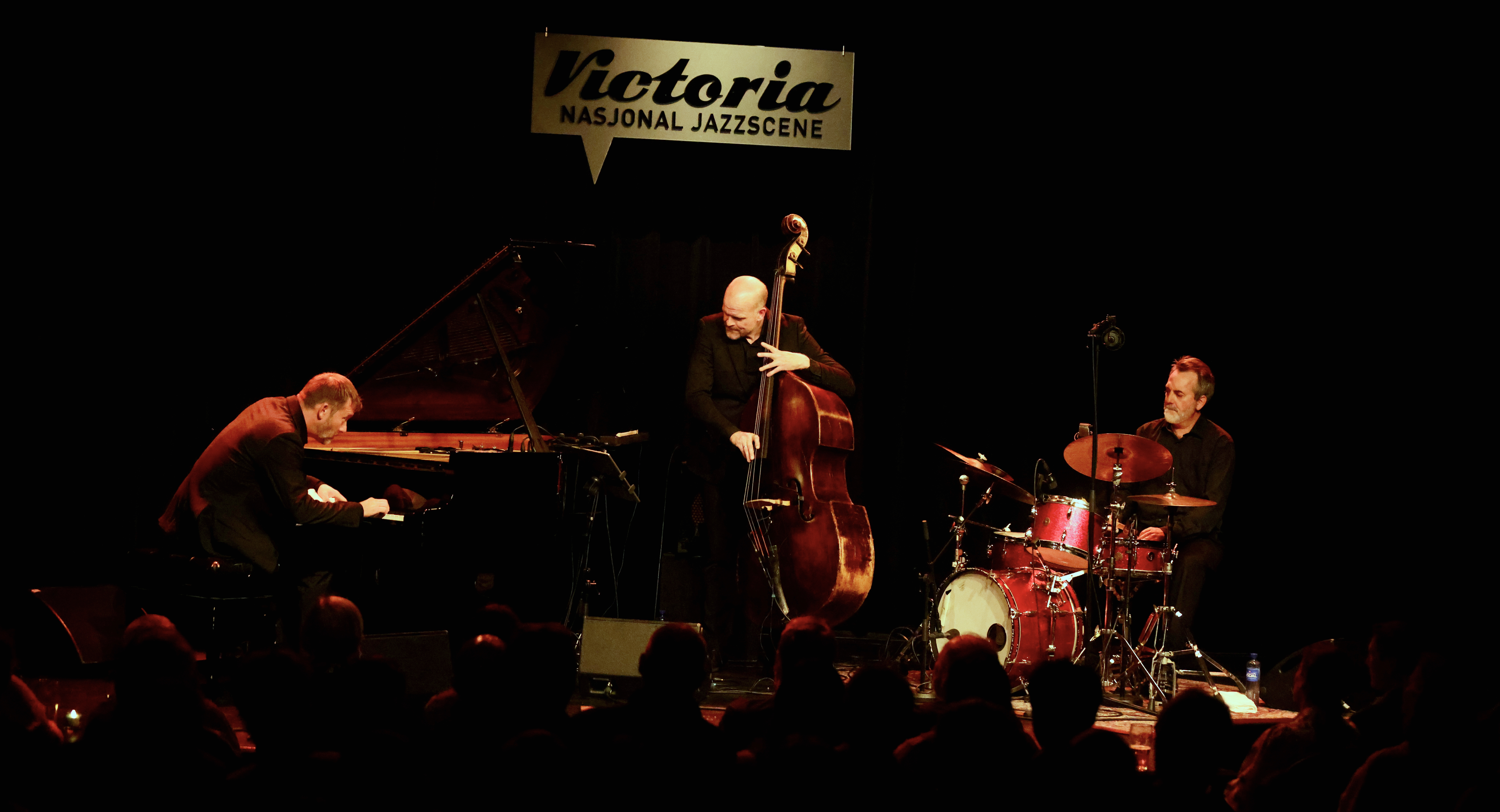 Espen Eriksen Trio serverte alle låtane frå det nye albumet, pluss litt til då dei hadde plateslepp på Nasjonal Jazzscene i Oslo. Frå venstre Espen Eriksen, Lars Tormod Jenset og Andreas Bye.