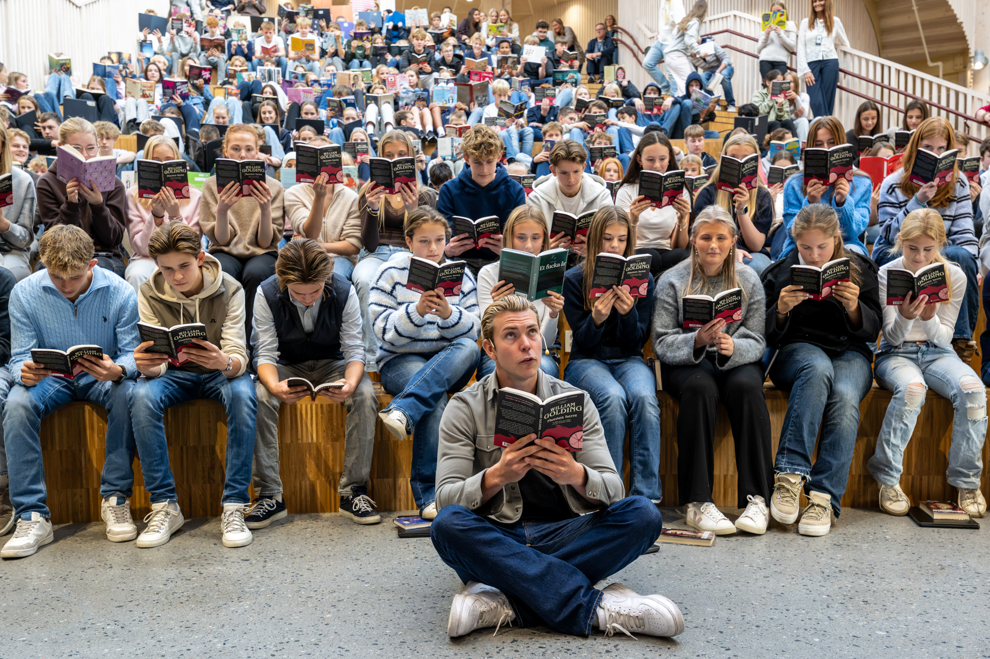 Her poserer Oskar Westerlin og elevane for det som må vere tidenes mest imponerande lesebilde.