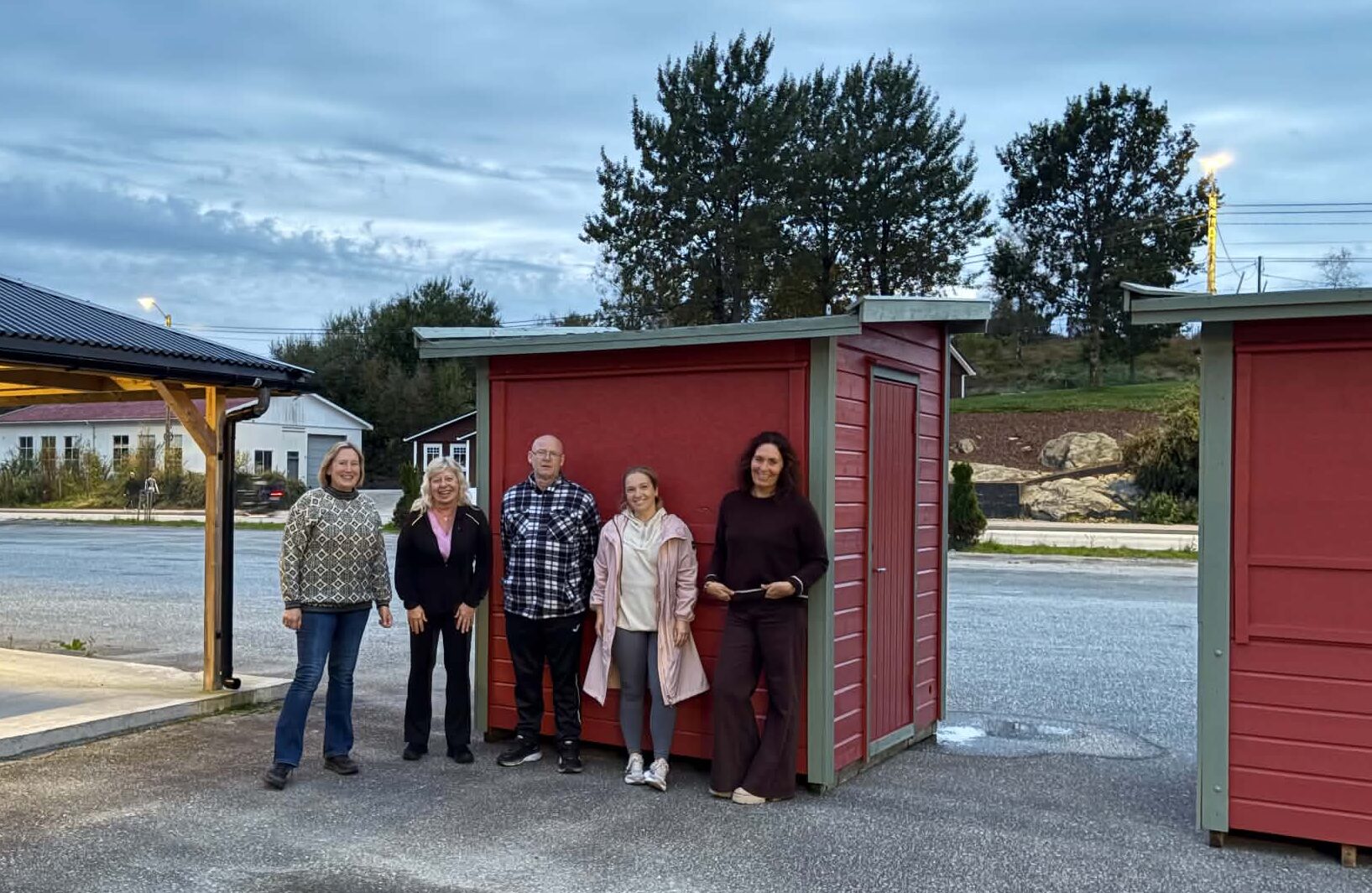 Komiteen er alt i gang med førebuing til julemessa på Frakki. Tone Toft, Hildegunn Snare,
Geir Søderlund, Evita Andersen og Anne Grethe Hamre. 