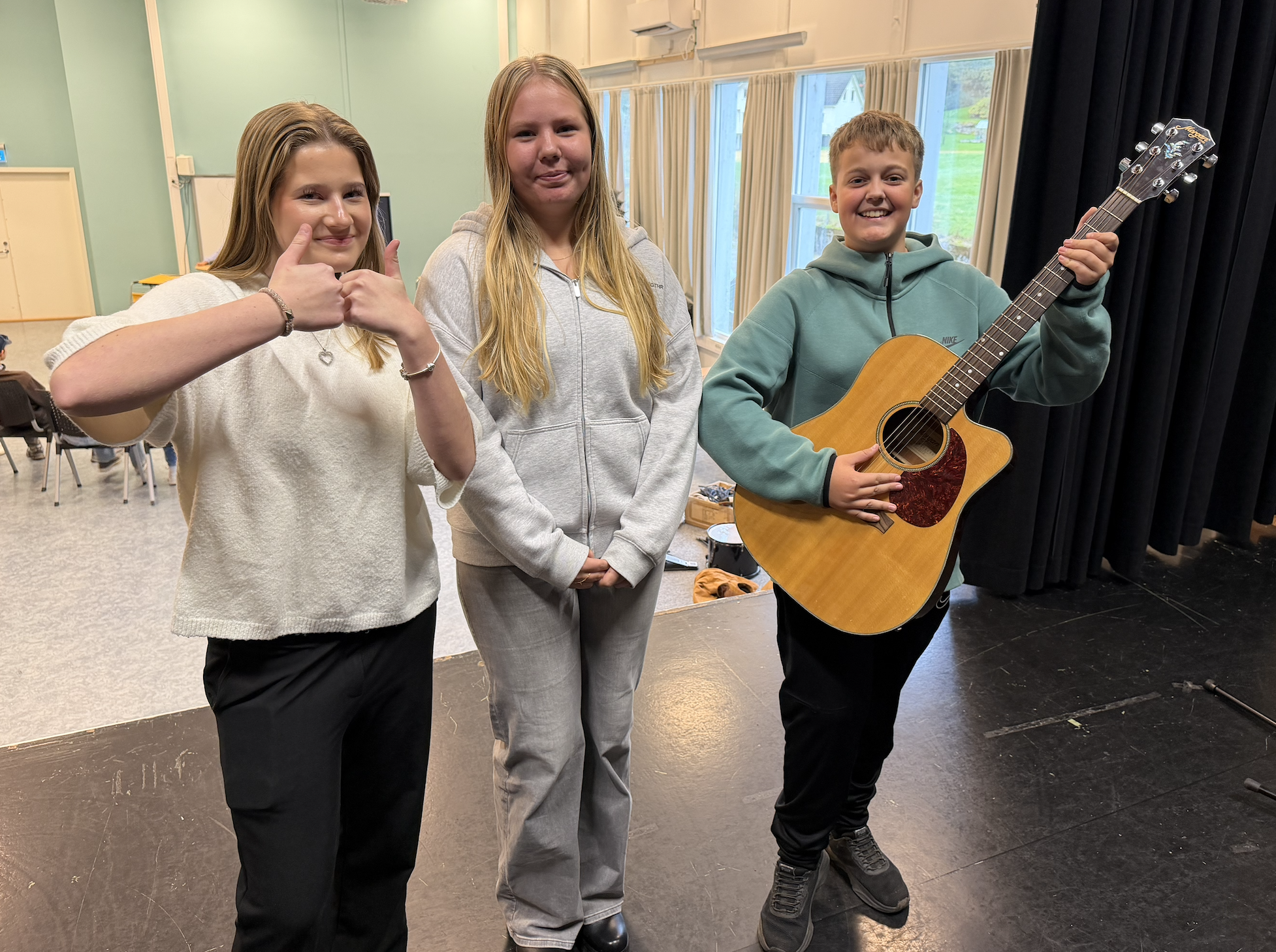 Ronja Lønning Dybdal, Alva Victoria Sørmo og Mathias Martinsen Frantsen håper mange kjem på konserten neste veke.