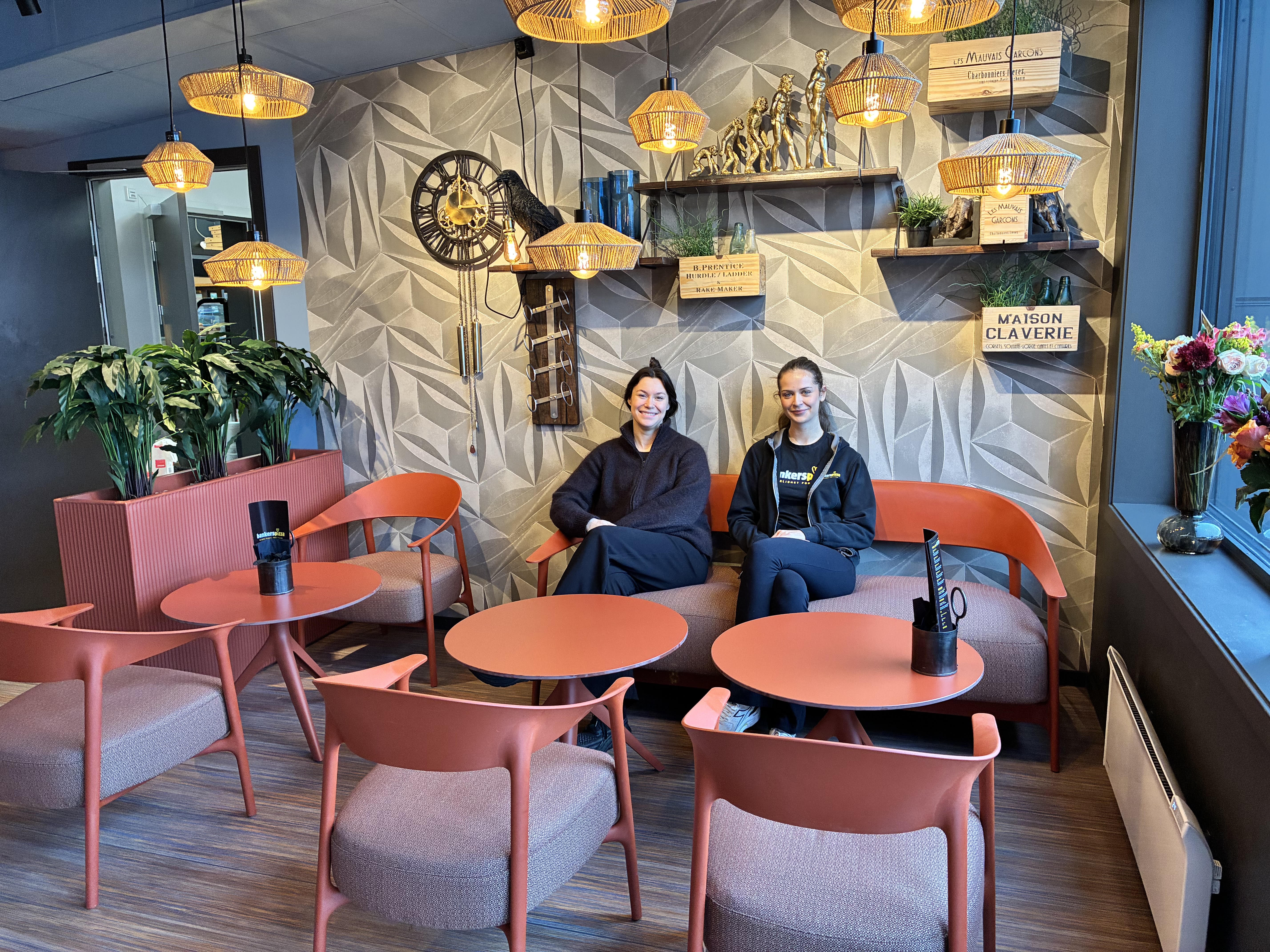 Dagleg leiar Karoline Eiken (til venstre) er svært fornøgd med gjestetalet den første veka av drifta av restaurantane i Aksdal Senter. Nestleiar Helene Kvamsøy fortel at også dartområdet har folk fått sansen for.