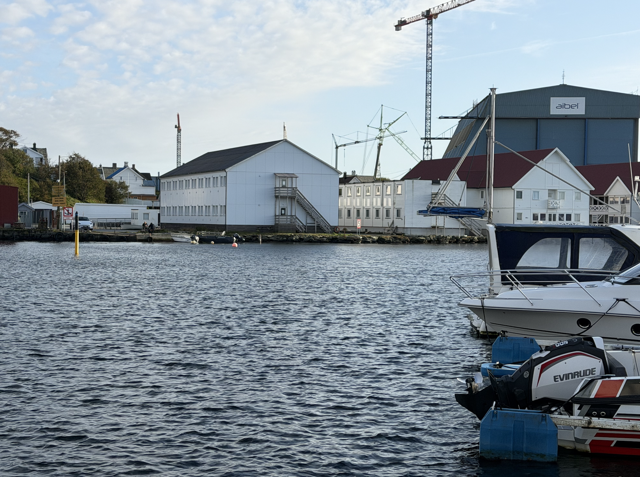 Ein person blei funnen i Krossen, sundet mellom Hasseløy og Risøy i Haugesund sentrum, fredag ettermiddag.