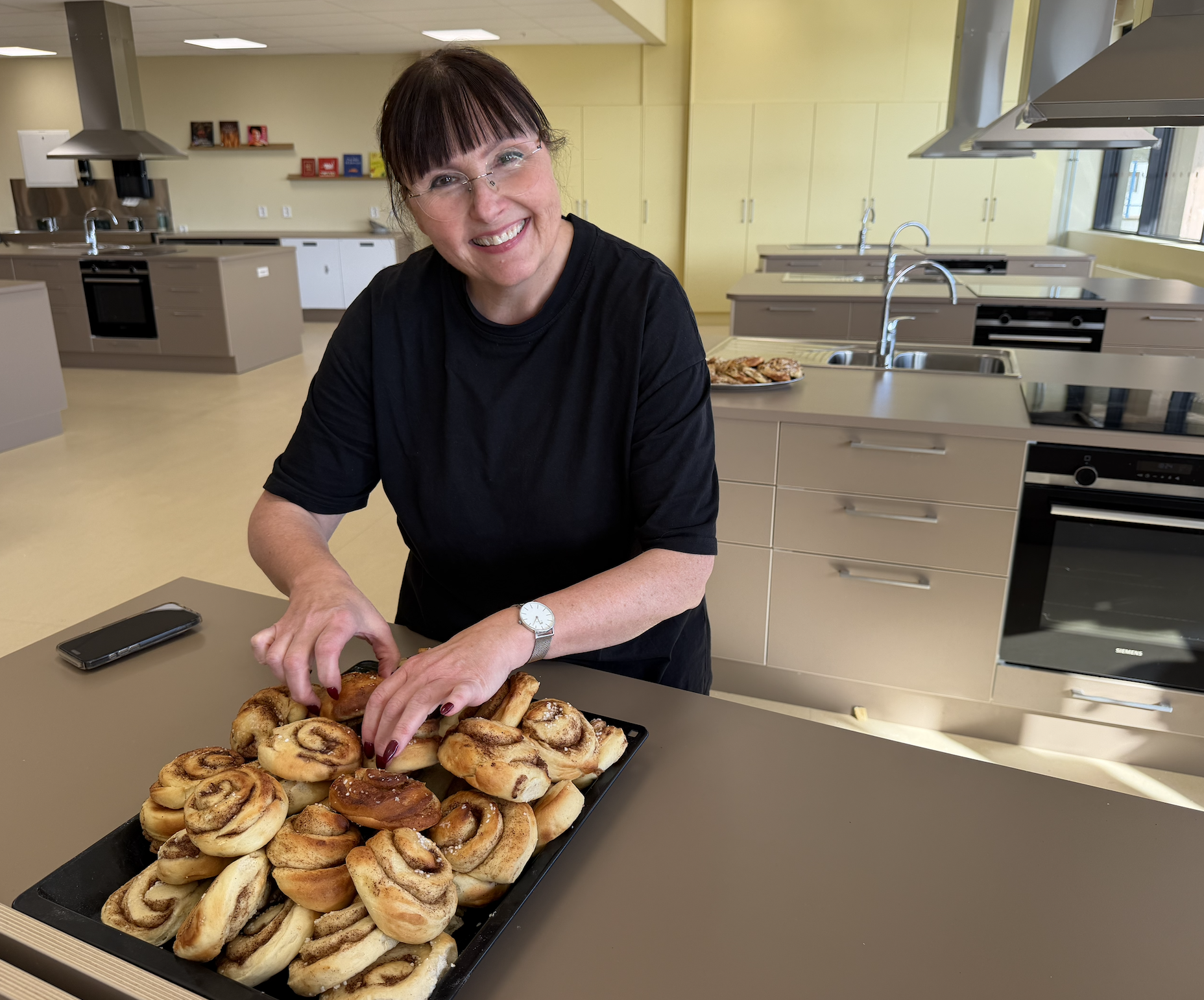 
Anne og nokre av dei 500 saftige bollane hennar.
