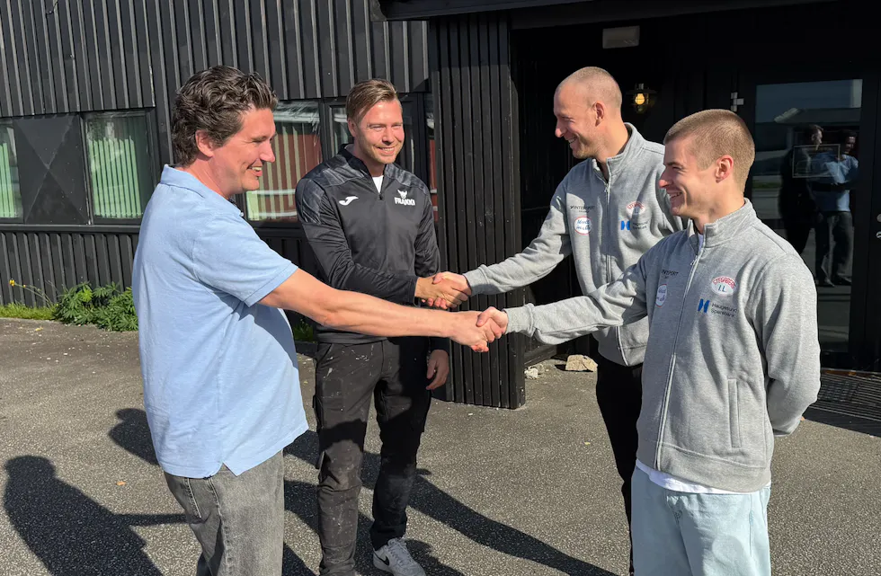 Torgrim Andersen og Alexander Toft Søderlund frå Frakki er blitt einige med Christoffer Kydland og Patrik Drange frå Stegaberg IL om den nye avtalen.
