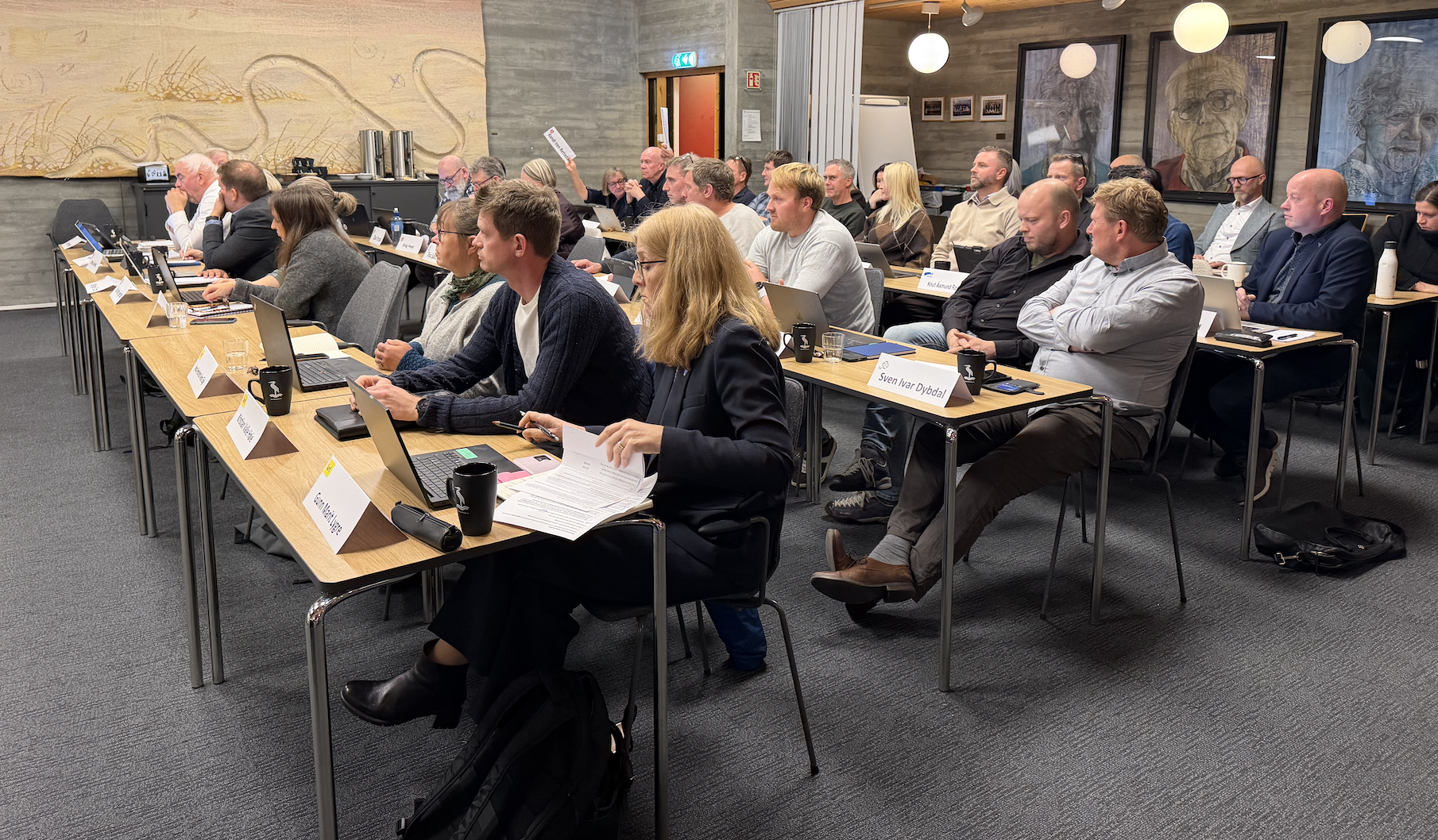 27 representantar heldt seg i ro. Dermed blei dei nye gebyrreglane vedtatt med 27 mot to stemmer.