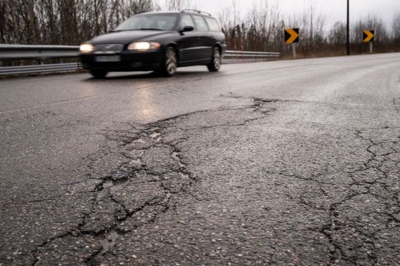 Det må brukes mer penger på vedlikehold av vei. - Tallene viser at dårlige veier er med på å ta liv i trafikken. Skal vi nå nullvisjonen må vedlikeholdsetterslepet reduseres, sier Jan Harry Svendsen i NAF.