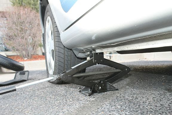 Mange skiftar til vinterdekk i desse dagar, men det er også ei tid der dekktjuvane skor seg.